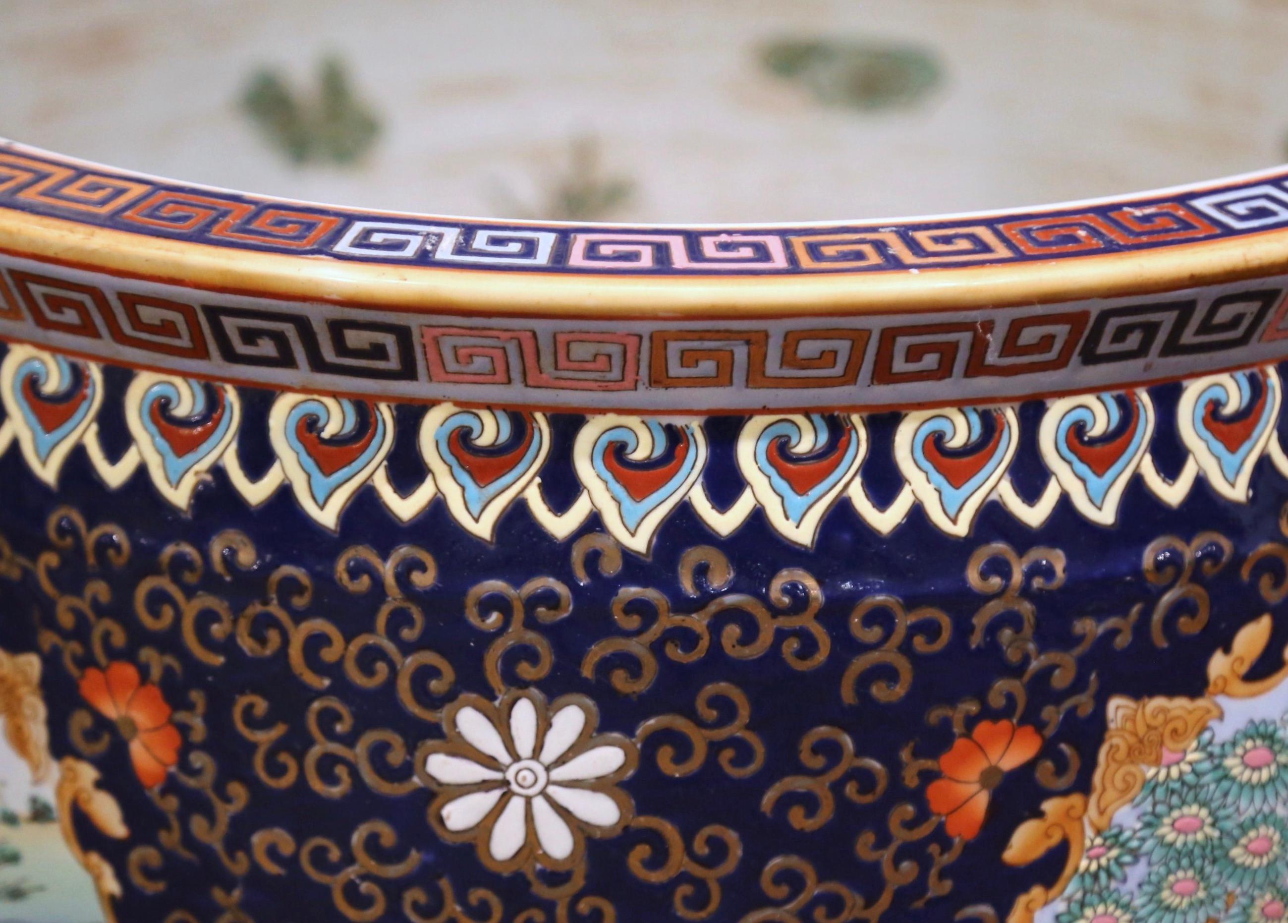 Chinesische Export-Porzellan-Fischschale mit orientalischen Dekorationen aus der Mitte des Jahrhunderts im Angebot 1