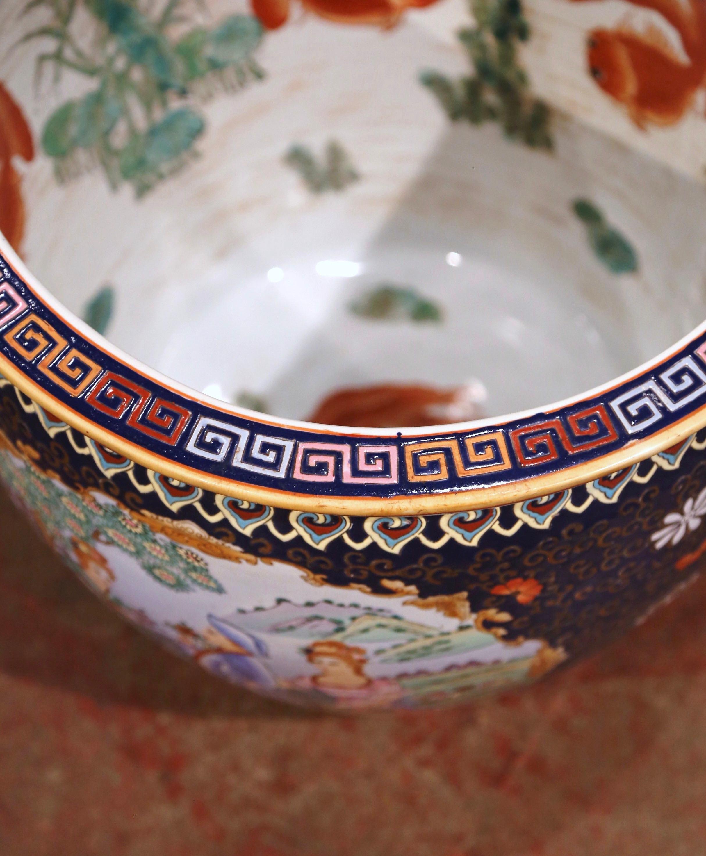 Chinesische Export-Porzellan-Fischschale mit orientalischen Dekorationen aus der Mitte des Jahrhunderts im Angebot 2