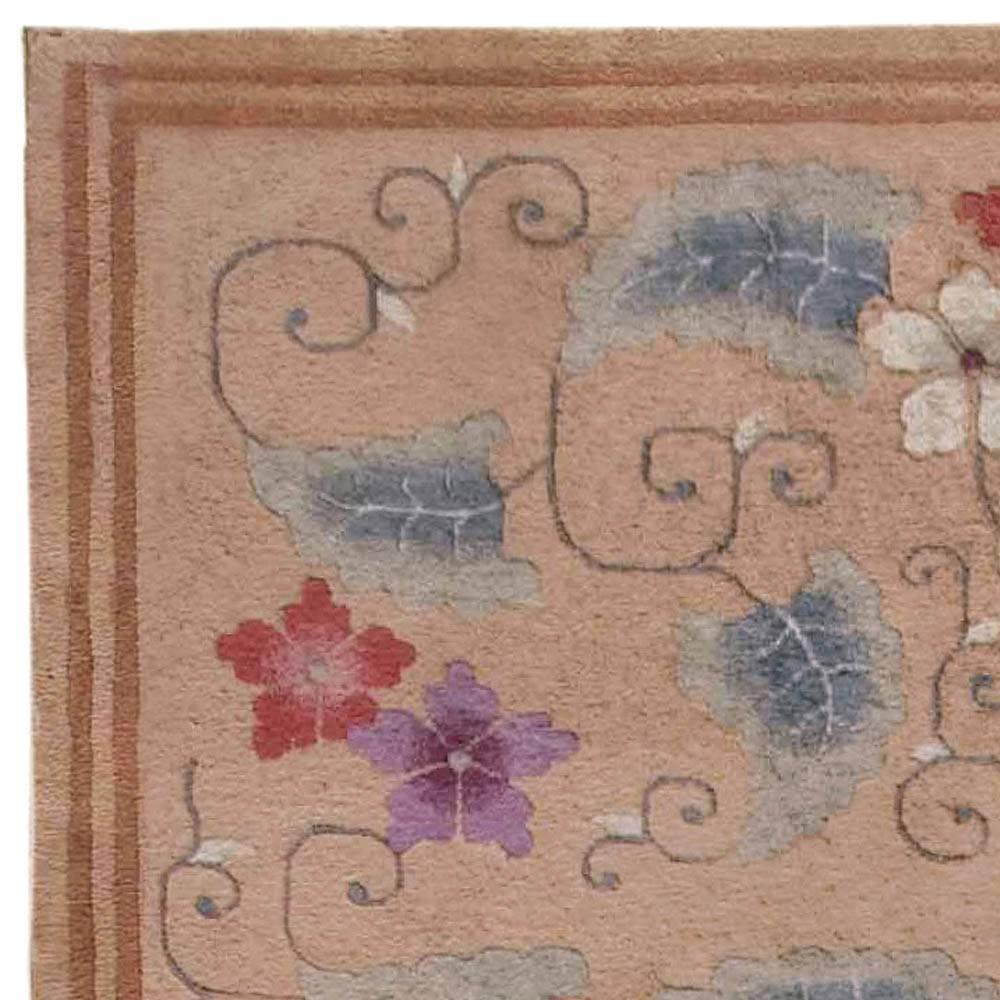 Midcentury Bold Floral Chinese Handmade Wool Rug In Good Condition For Sale In New York, NY