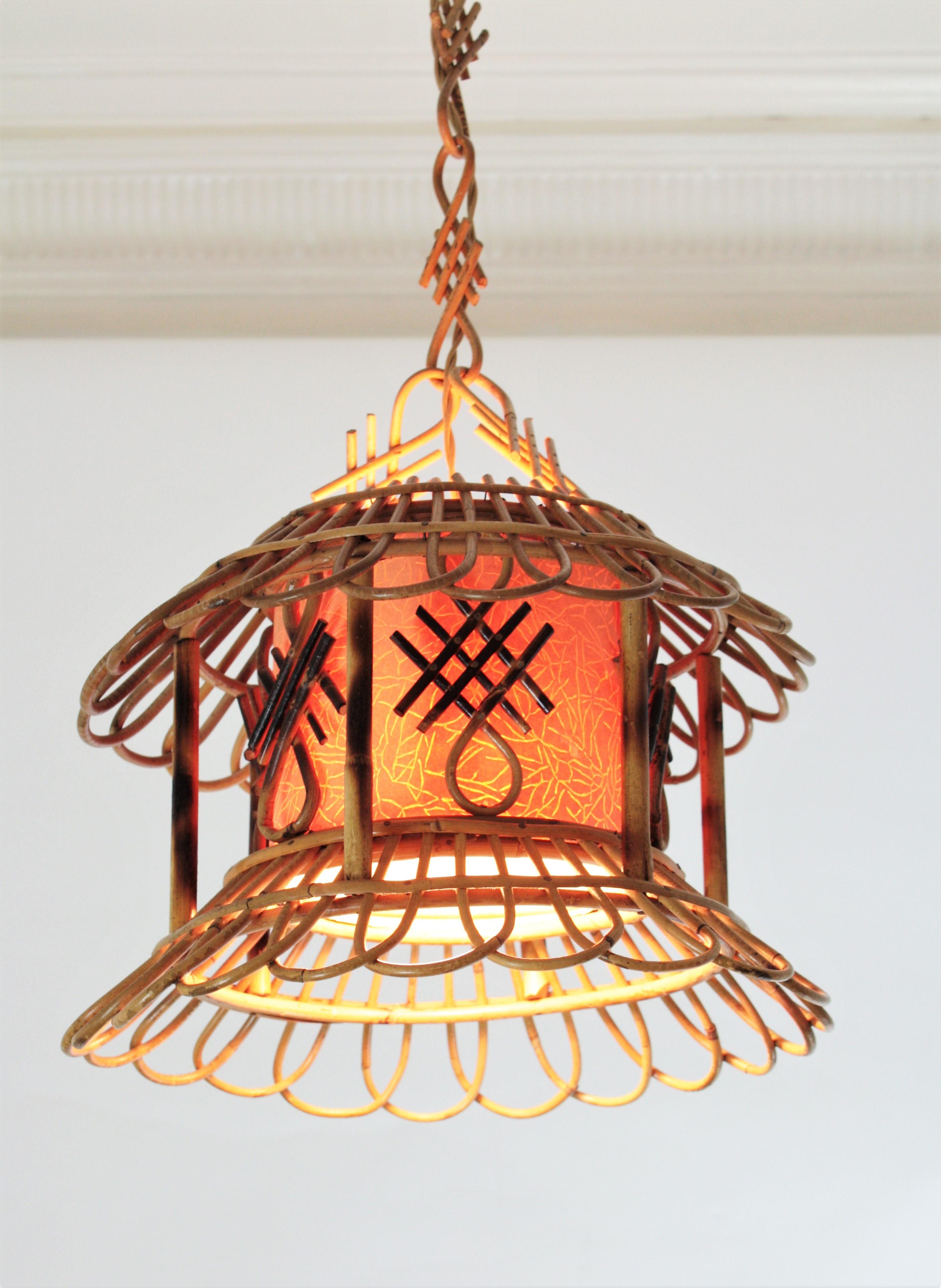 French Modernist Rattan Pagoda Pendant / Hanging Light with Chinoiserie Accents In Excellent Condition In Barcelona, ES