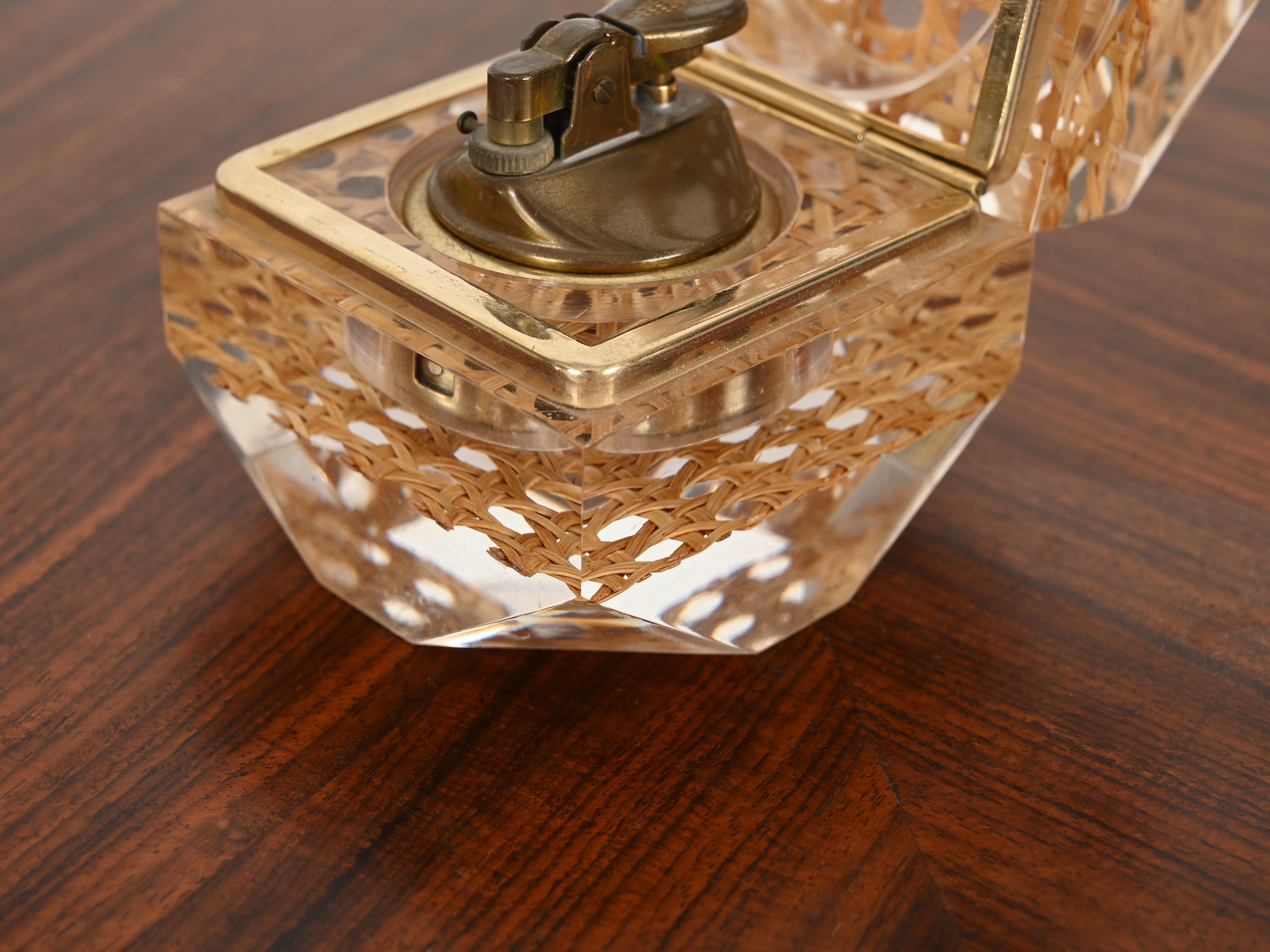 Accendino da tavolo di metà secolo Christian Dior in lucite, ottone e paglia, Italia 1970 8