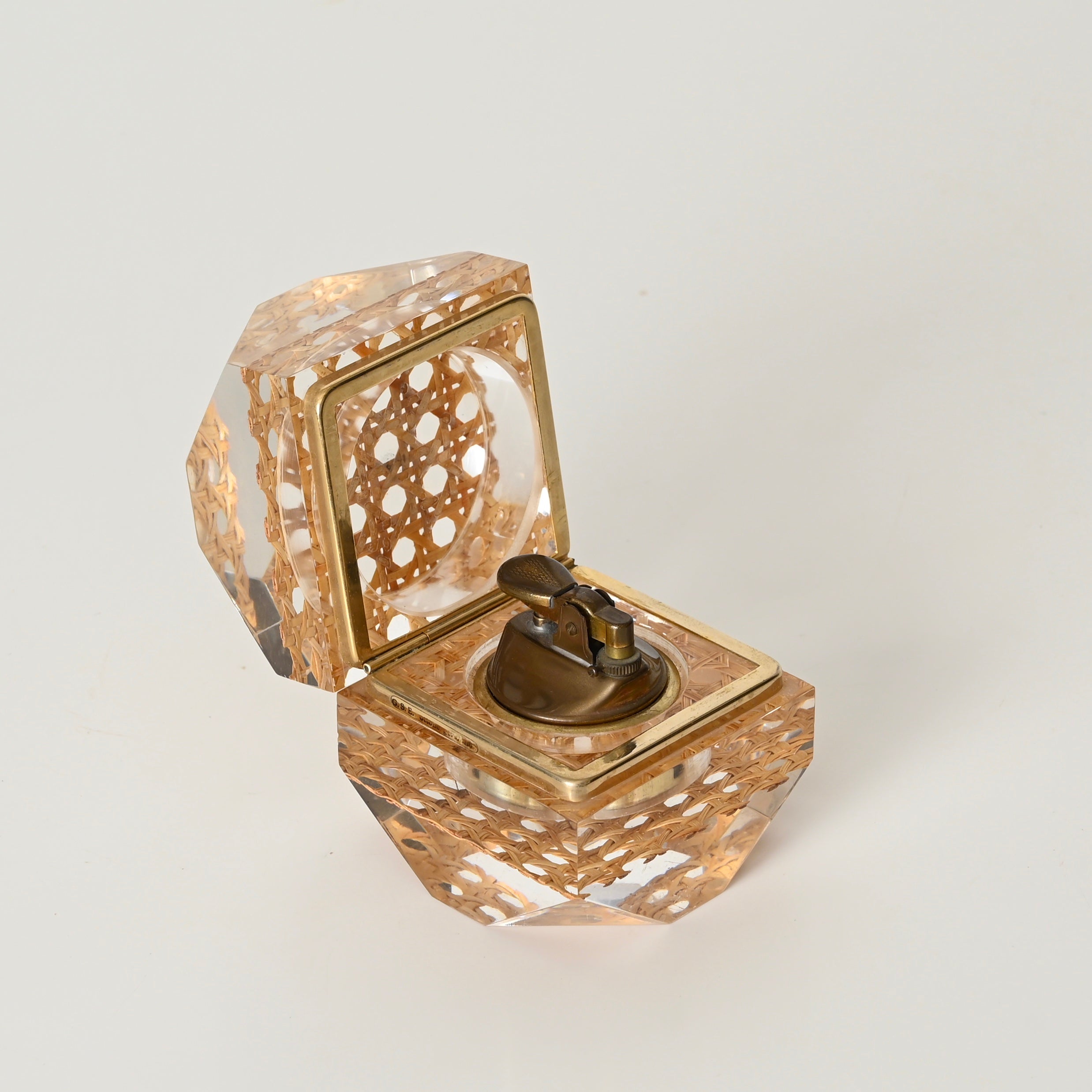 Midcentury Christian Dior Lucite, Brass and Straw Table Lighter, Italy 1970 In Good Condition In Roma, IT