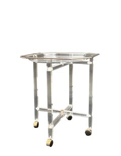 Tavolino ottagonale in lucite e ottone con vassoio di metà secolo di Christian Dior