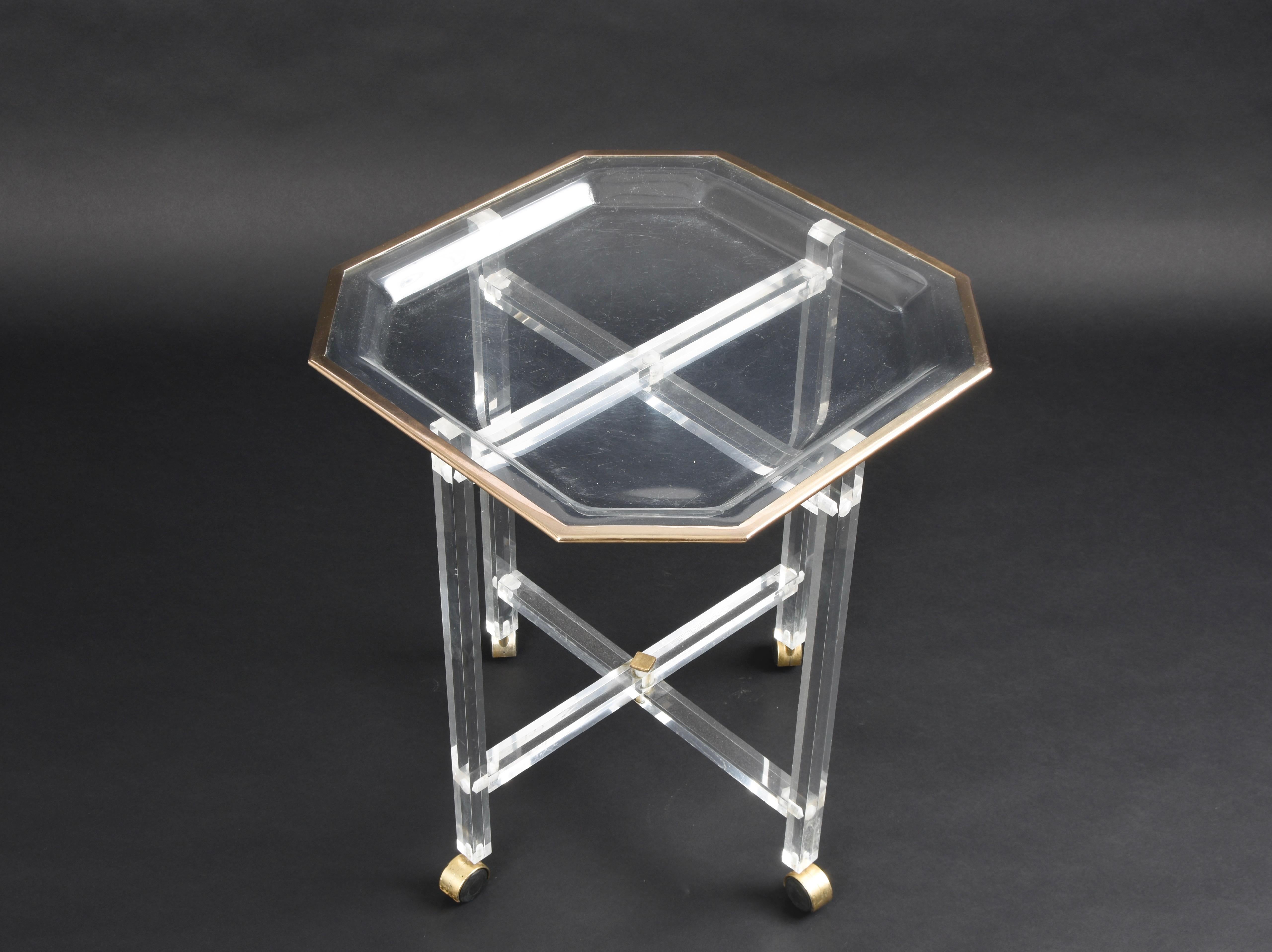 Achteckiger Couchtisch aus Lucite und Messing von Christian Dior aus der Mitte des Jahrhunderts mit Tablett (Moderne der Mitte des Jahrhunderts) im Angebot