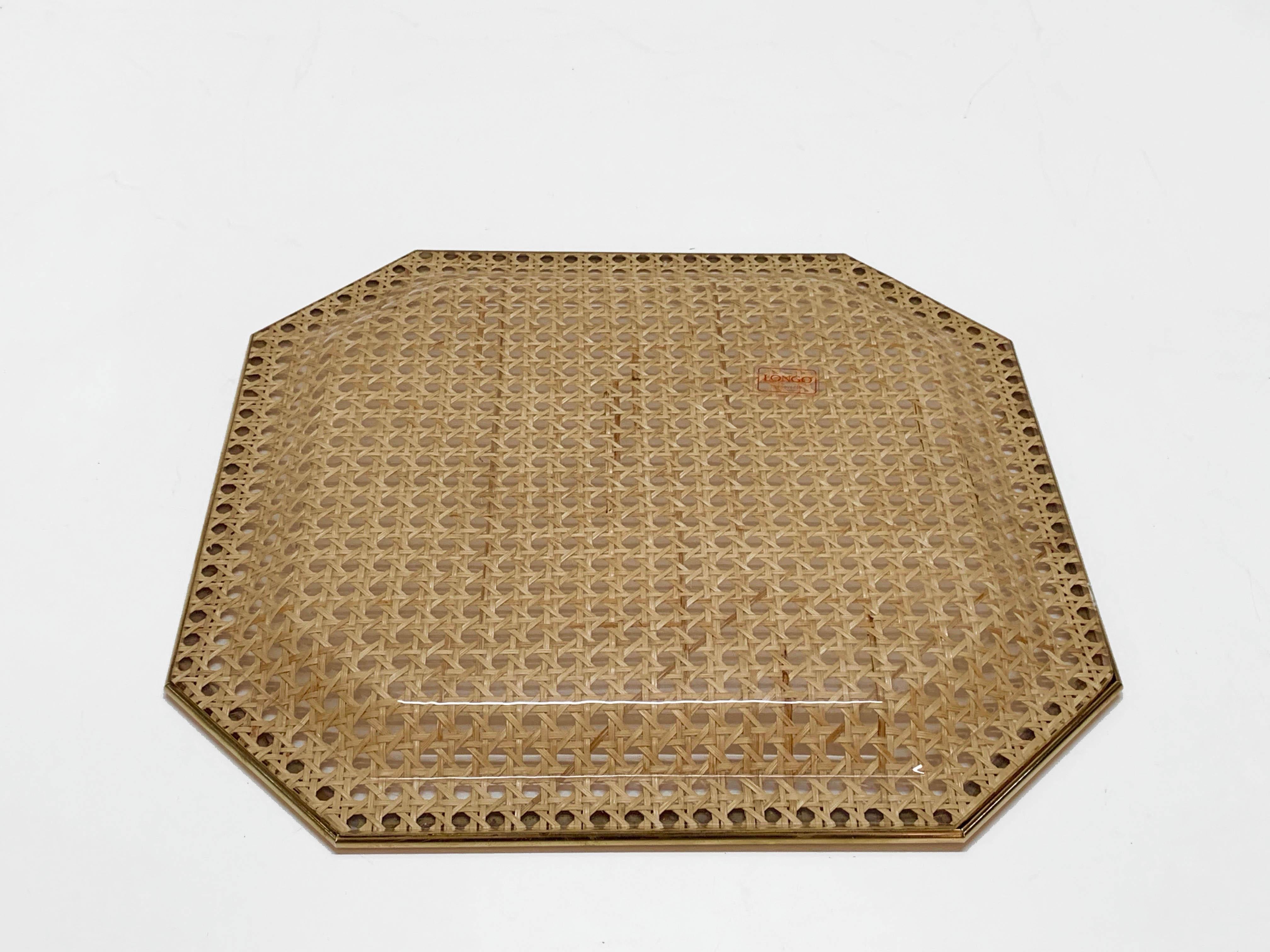 Midcentury octagonal serving tray in Lucite wicker and brass. It was designed in France during the 1970s in the style of Christian Dior.

This large and elegant midcentury serving tray consists of a large Lucite base nestled with brass