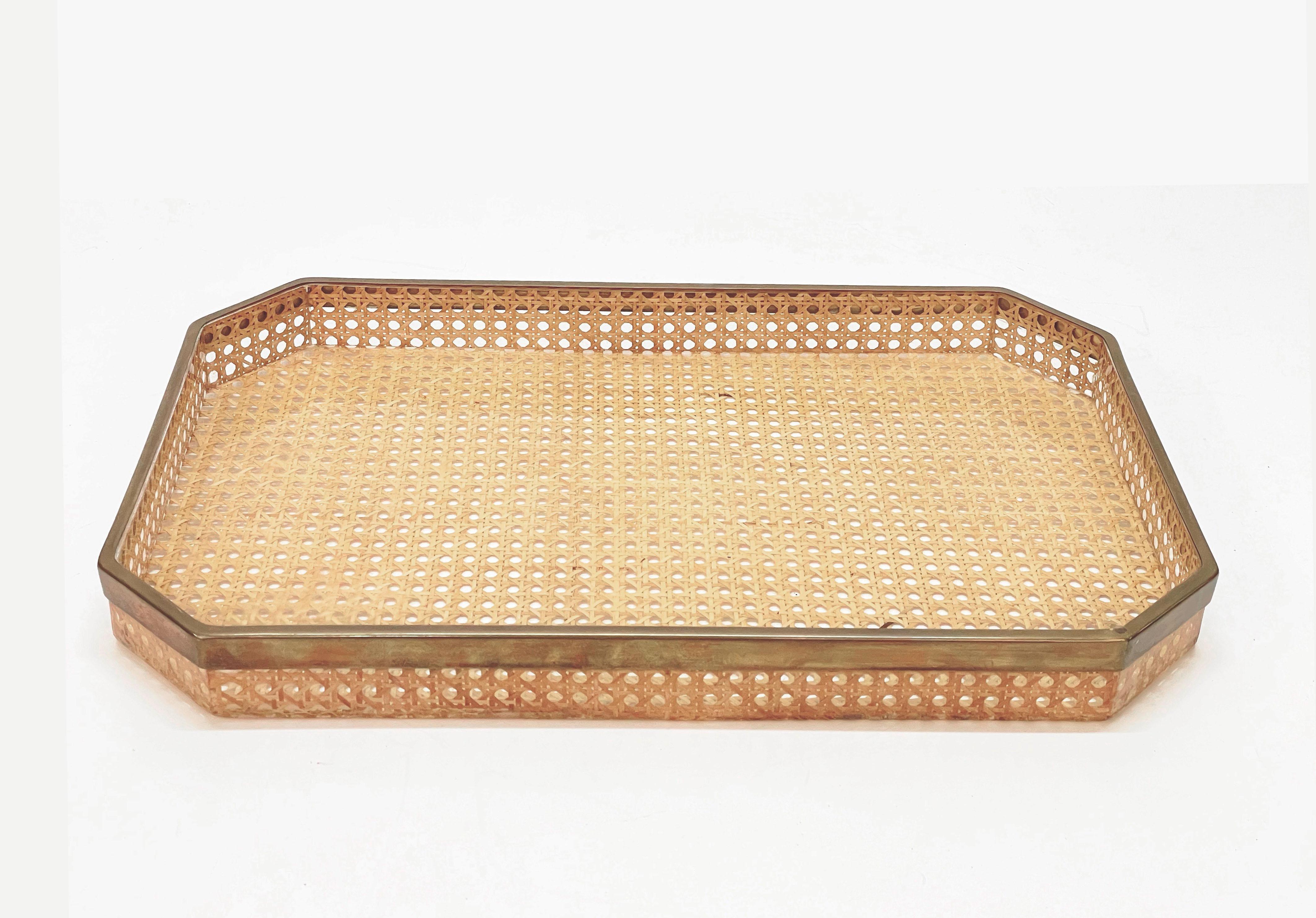 Midcentury octagonal serving tray in Vienna straw and brass. It was designed in France during the 1970s in the style of Christian Dior.

This large and elegant midcentury serving tray is made of a large Vienna straw base nestled with brass