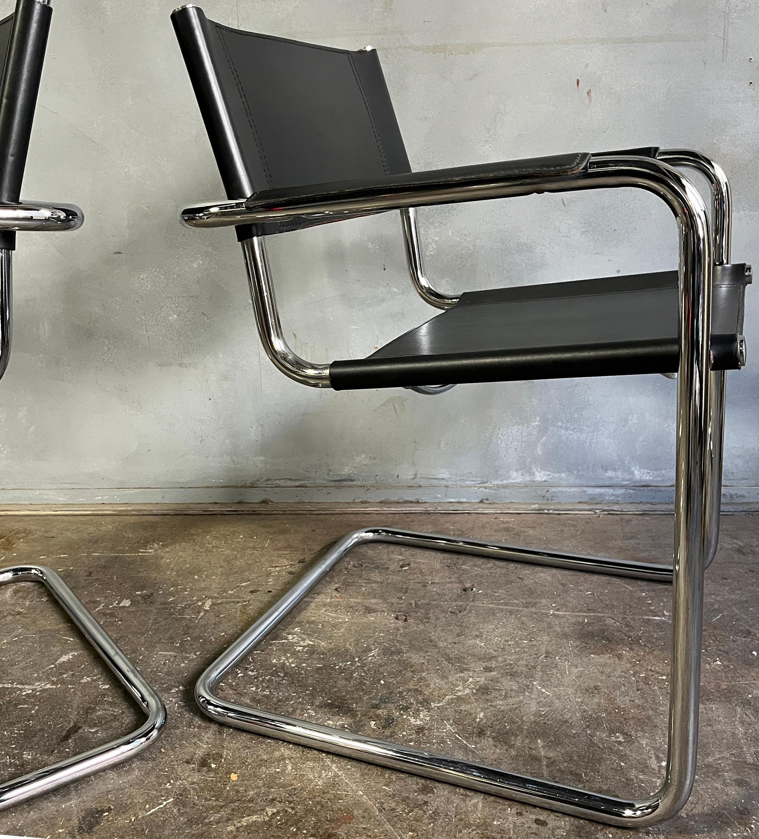 Chaises de salle à manger en chrome et cuir noir du milieu du siècle par Mart Stam (paire) en vente 3