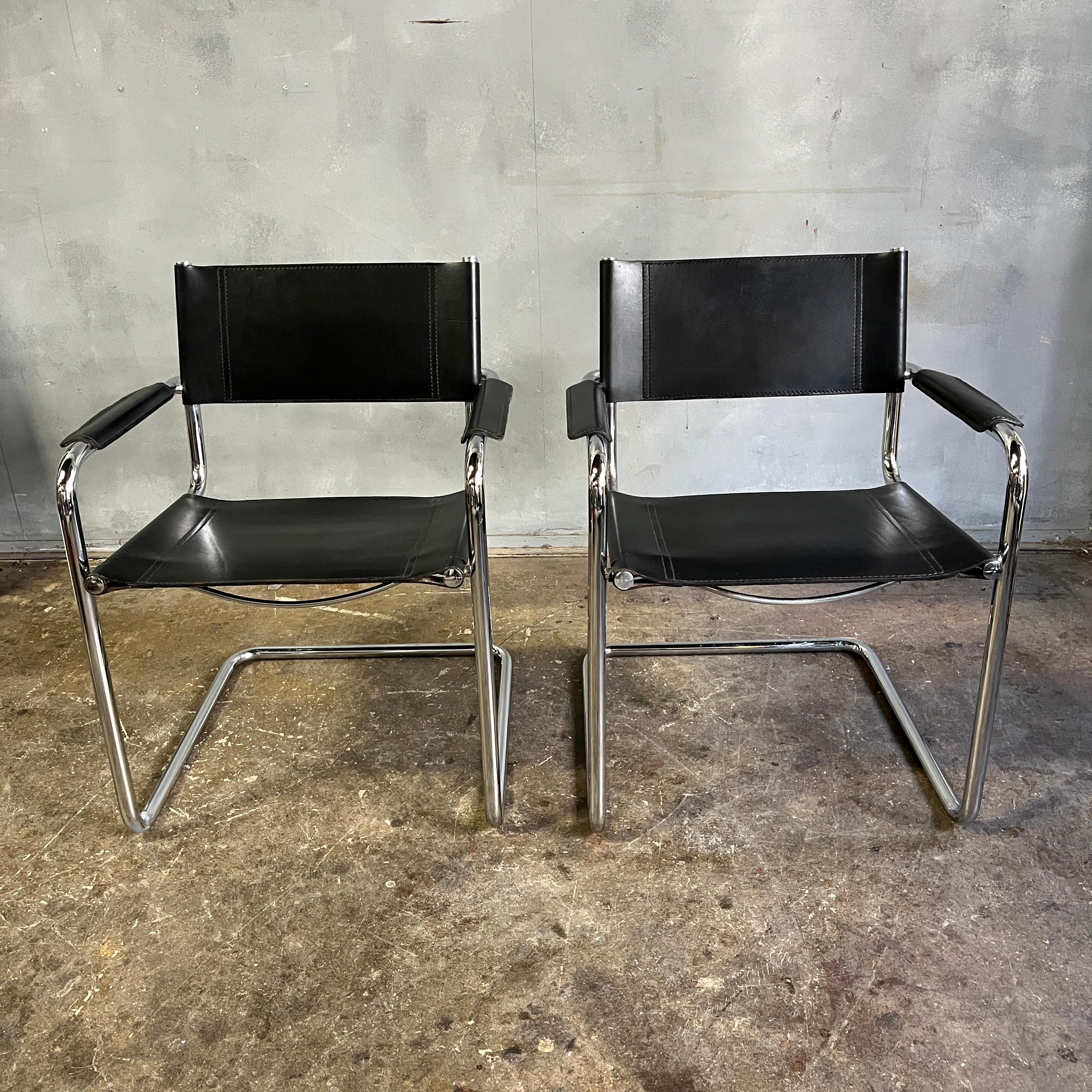 Chaises de salle à manger en chrome et cuir noir du milieu du siècle par Mart Stam (paire) en vente 4