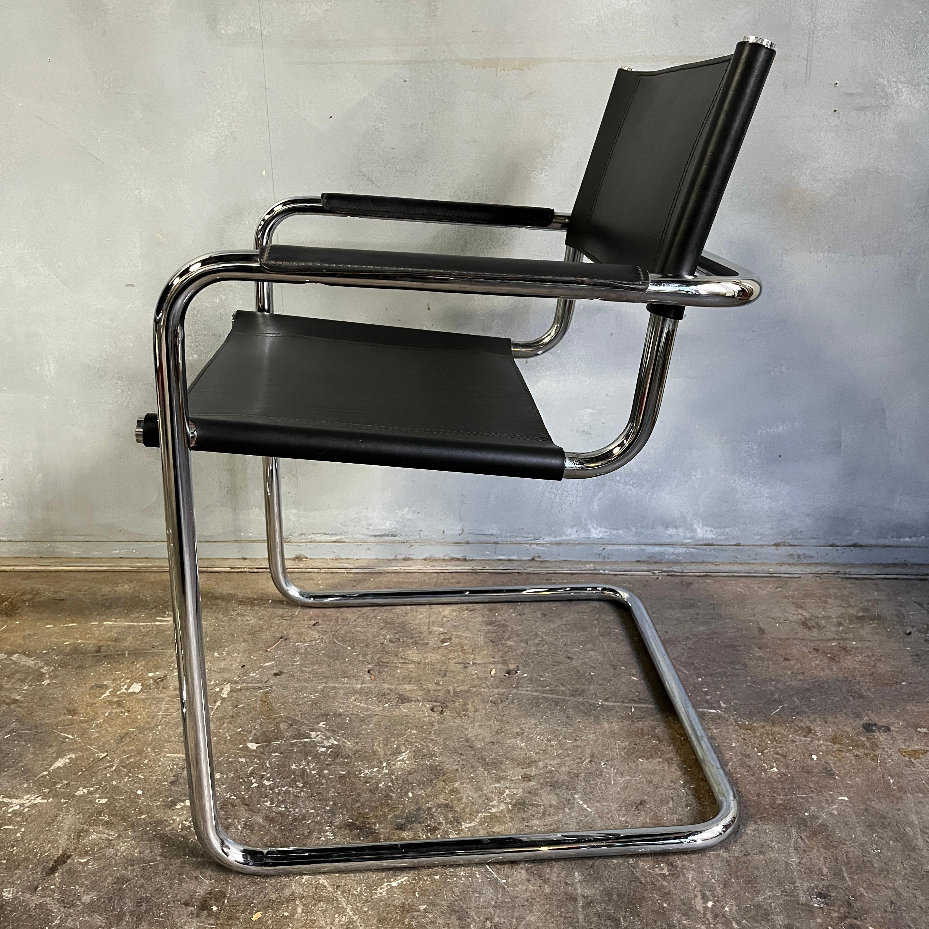Fin du 20e siècle Chaises de salle à manger en chrome et cuir noir du milieu du siècle par Mart Stam (paire) en vente