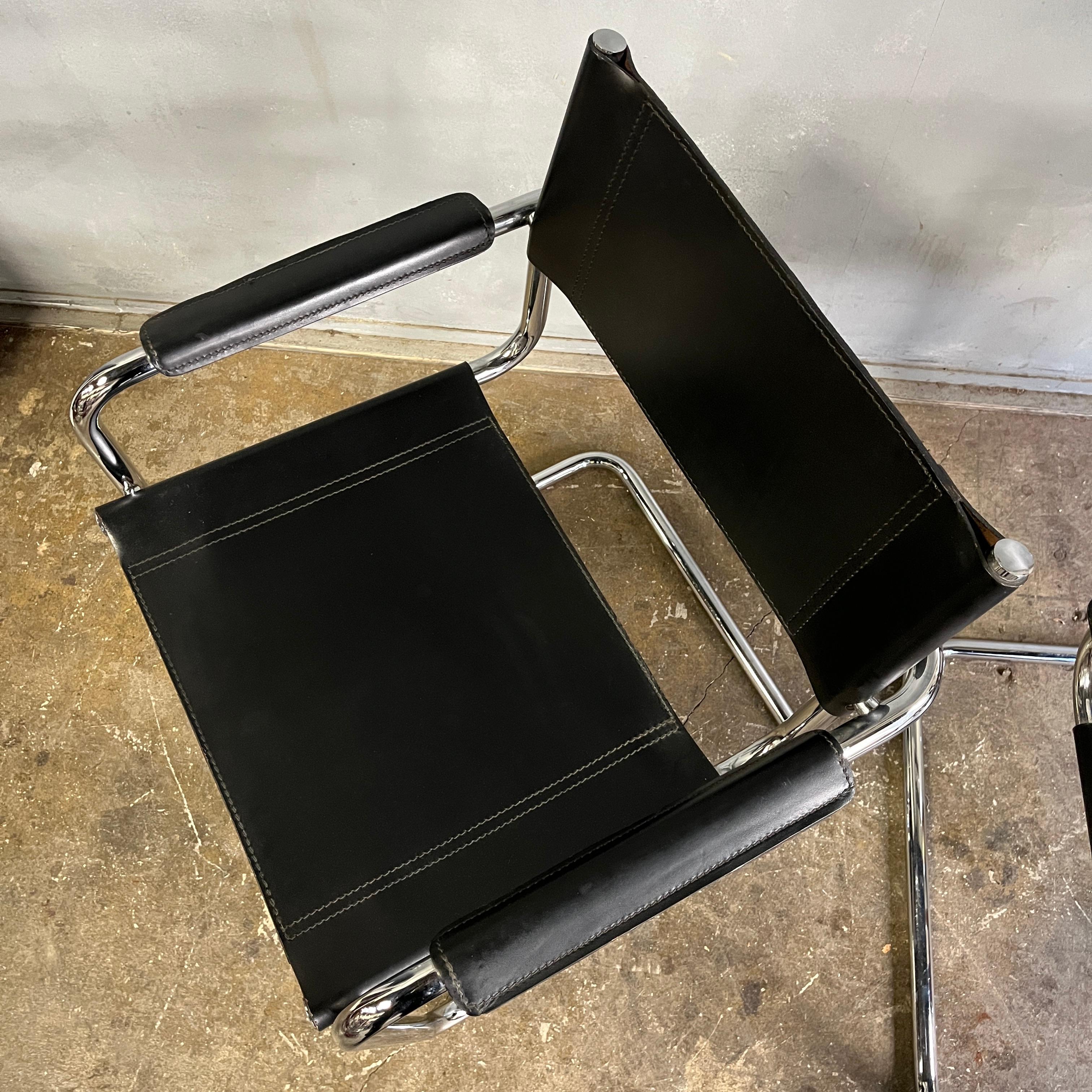 Chaises de salle à manger en chrome et cuir noir du milieu du siècle par Mart Stam (paire) en vente 2