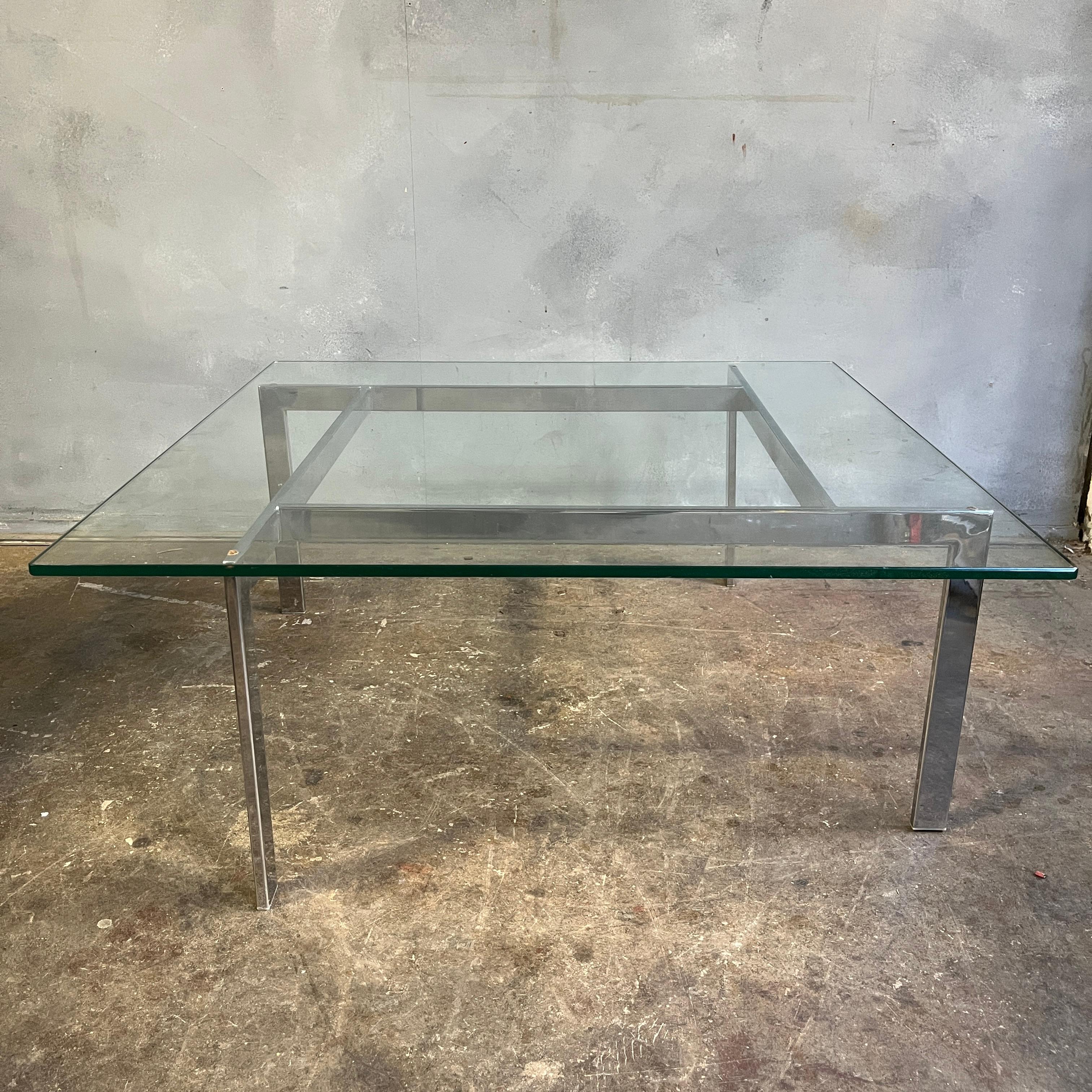Magnifique table basse chromée avec plateau en verre épais aux bords verts. Le chrome est très propre. Il a l'allure de Kjærholm ou de Mies van her Rohe. 