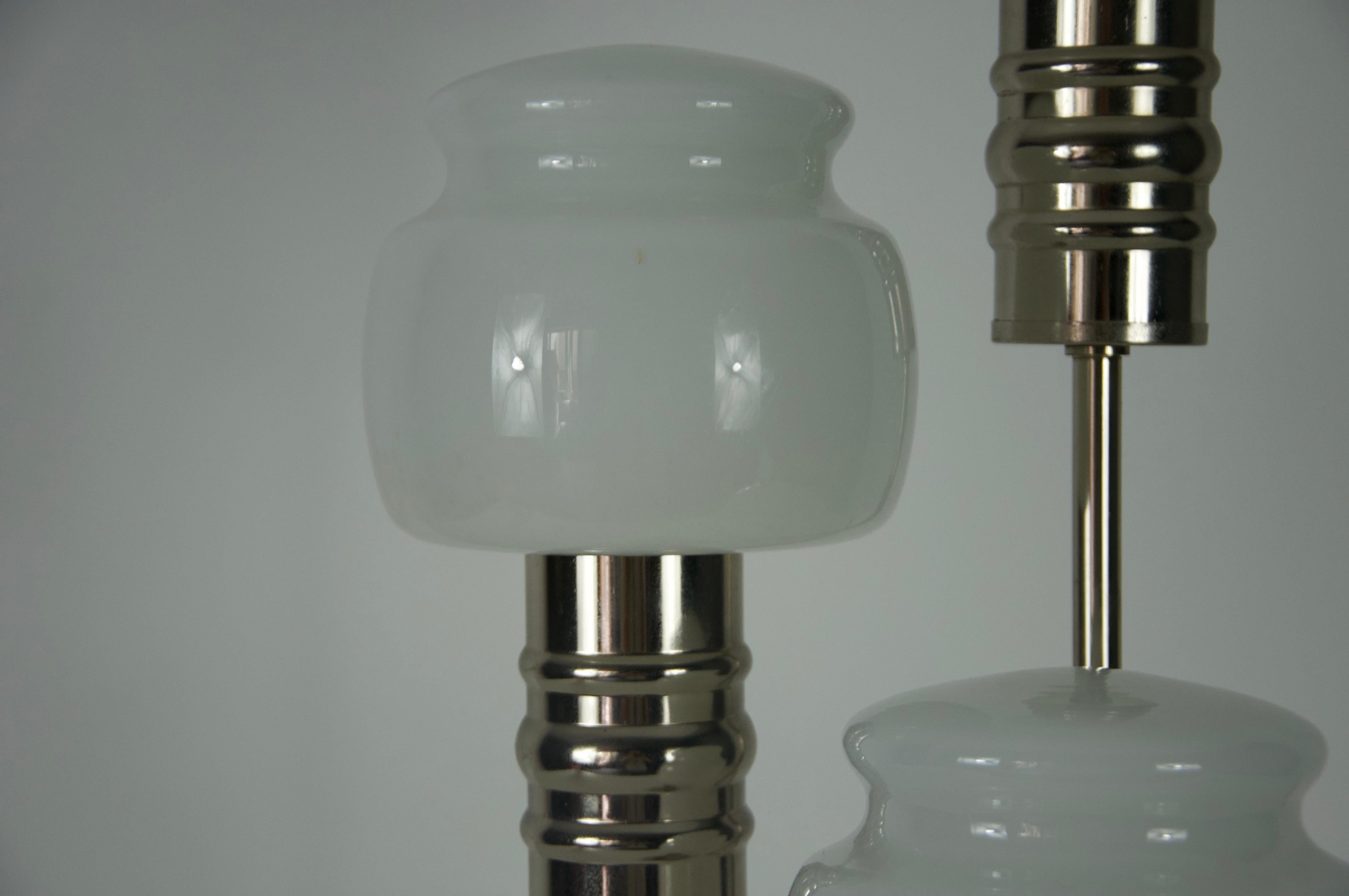 Lampe de table du milieu du siècle en chrome et verre opalin, années 1960, Allemagne en vente 3