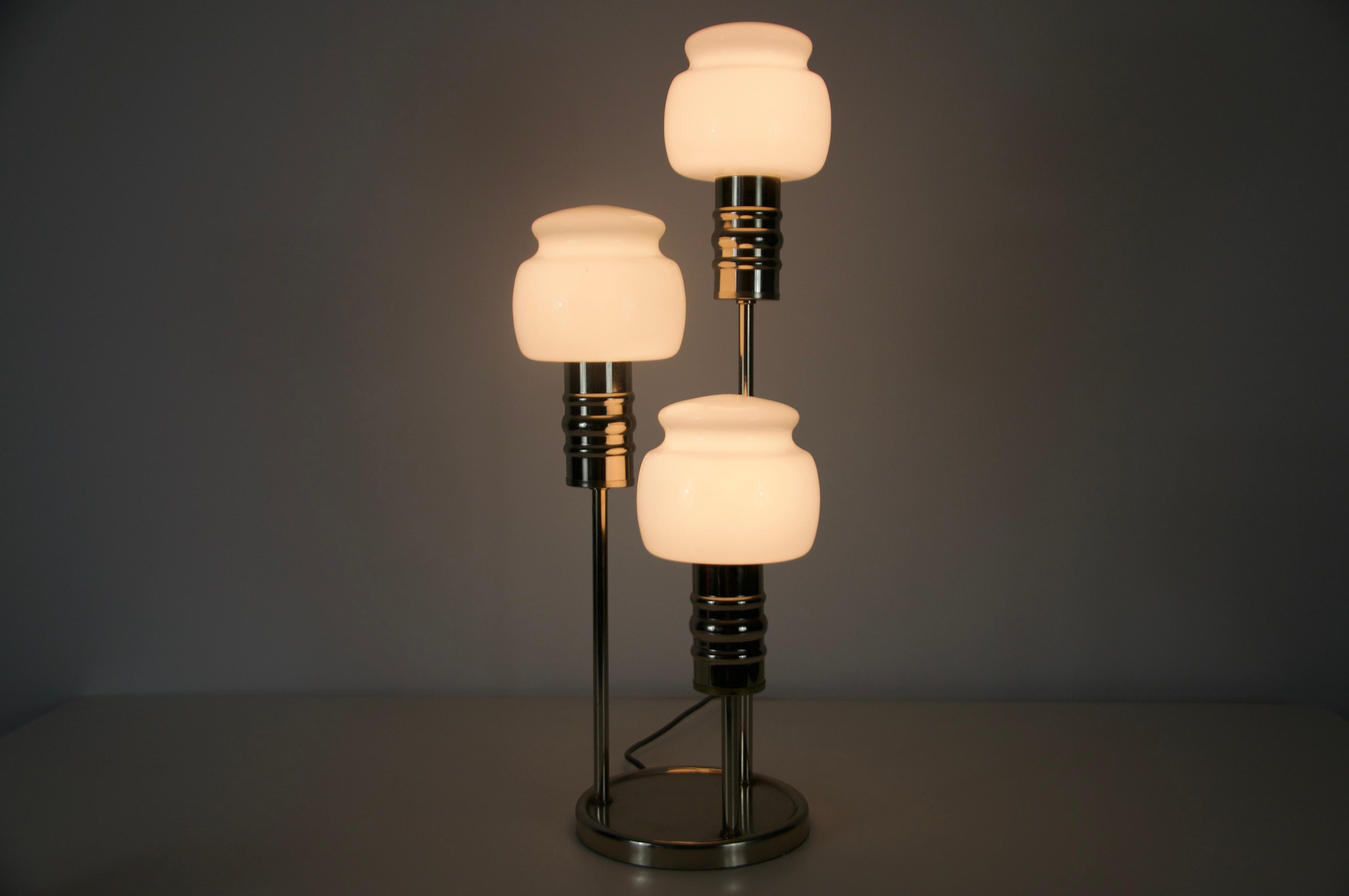 Lampe de table du milieu du siècle en chrome et verre opalin, années 1960, Allemagne en vente 4