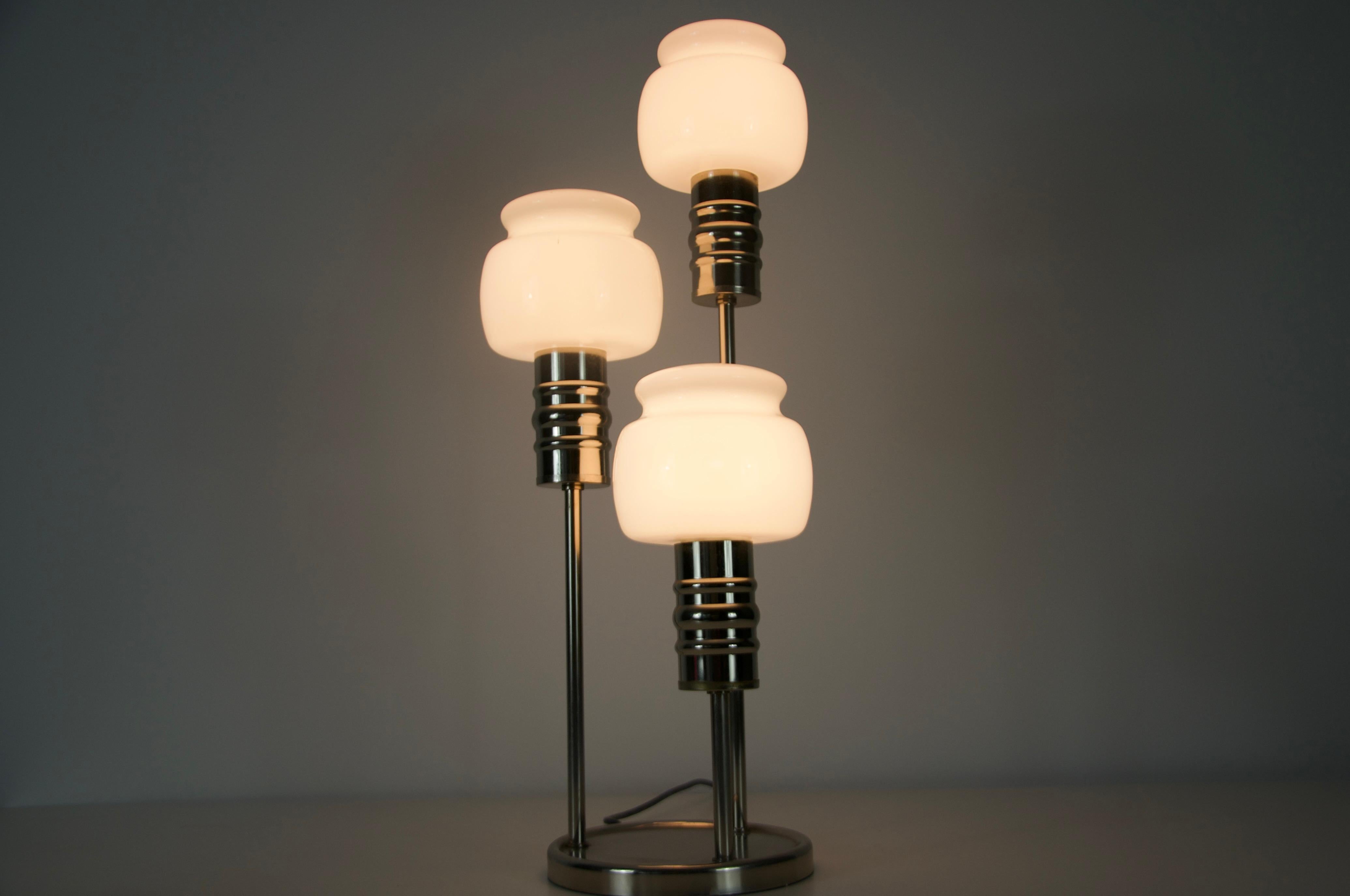Lampe de table du milieu du siècle en chrome et verre opalin, années 1960, Allemagne en vente 5