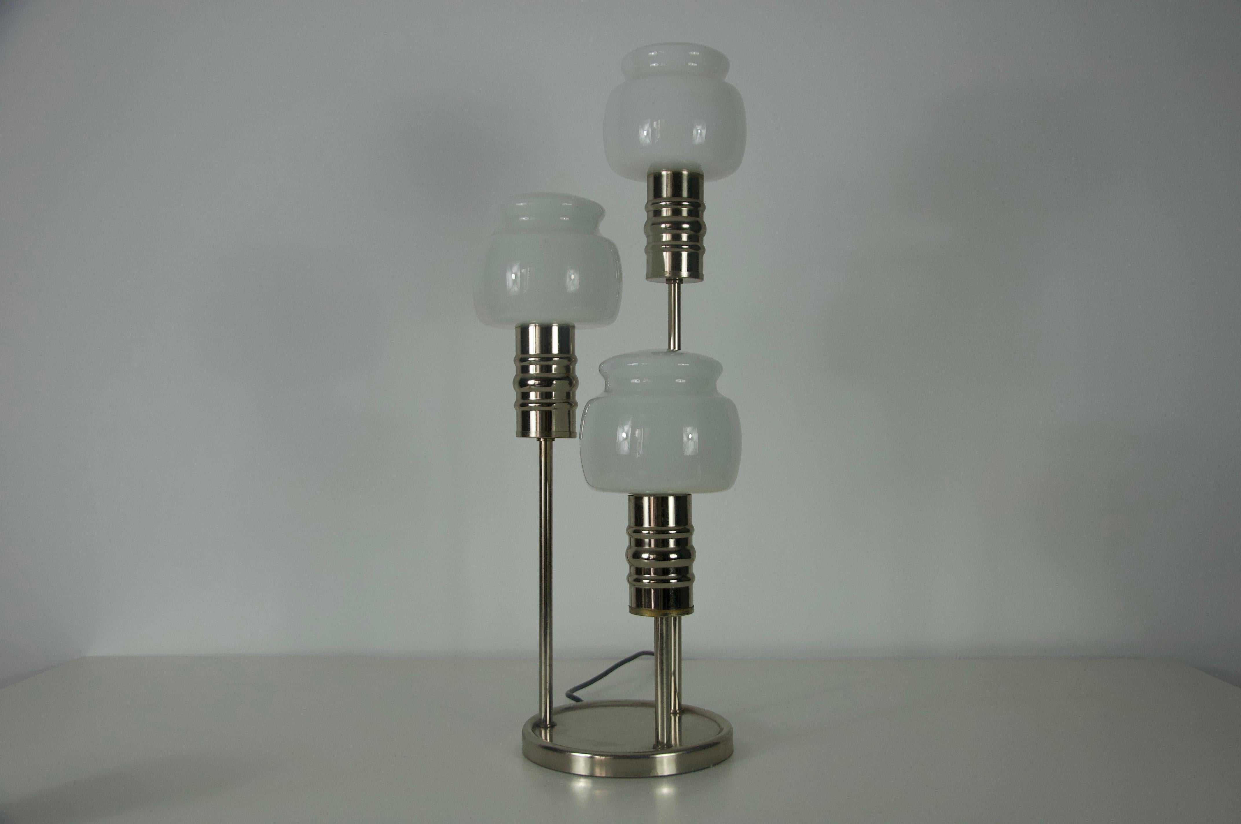 Mid-Century Modern Lampe de table du milieu du siècle en chrome et verre opalin, années 1960, Allemagne en vente