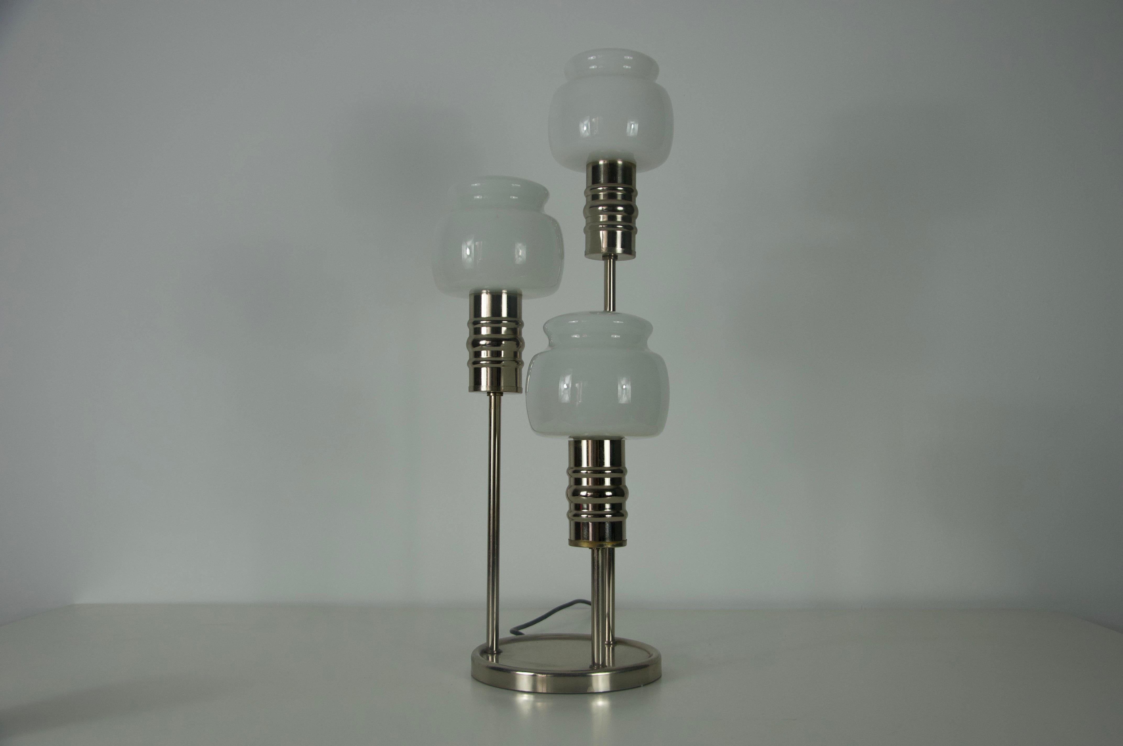 Allemand Lampe de table du milieu du siècle en chrome et verre opalin, années 1960, Allemagne en vente