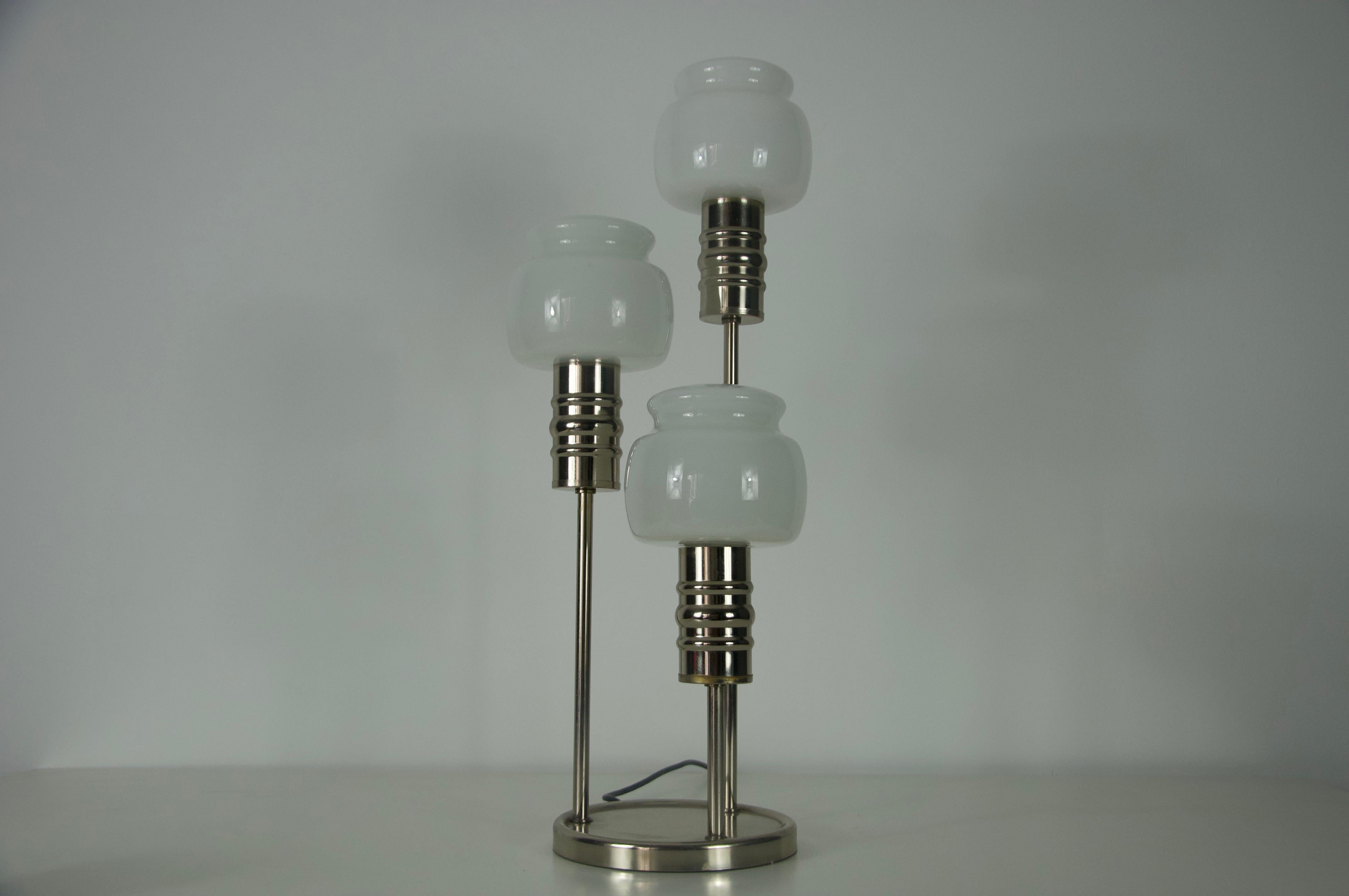 Lampe de table du milieu du siècle en chrome et verre opalin, années 1960, Allemagne Bon état - En vente à Hagenbach, DE