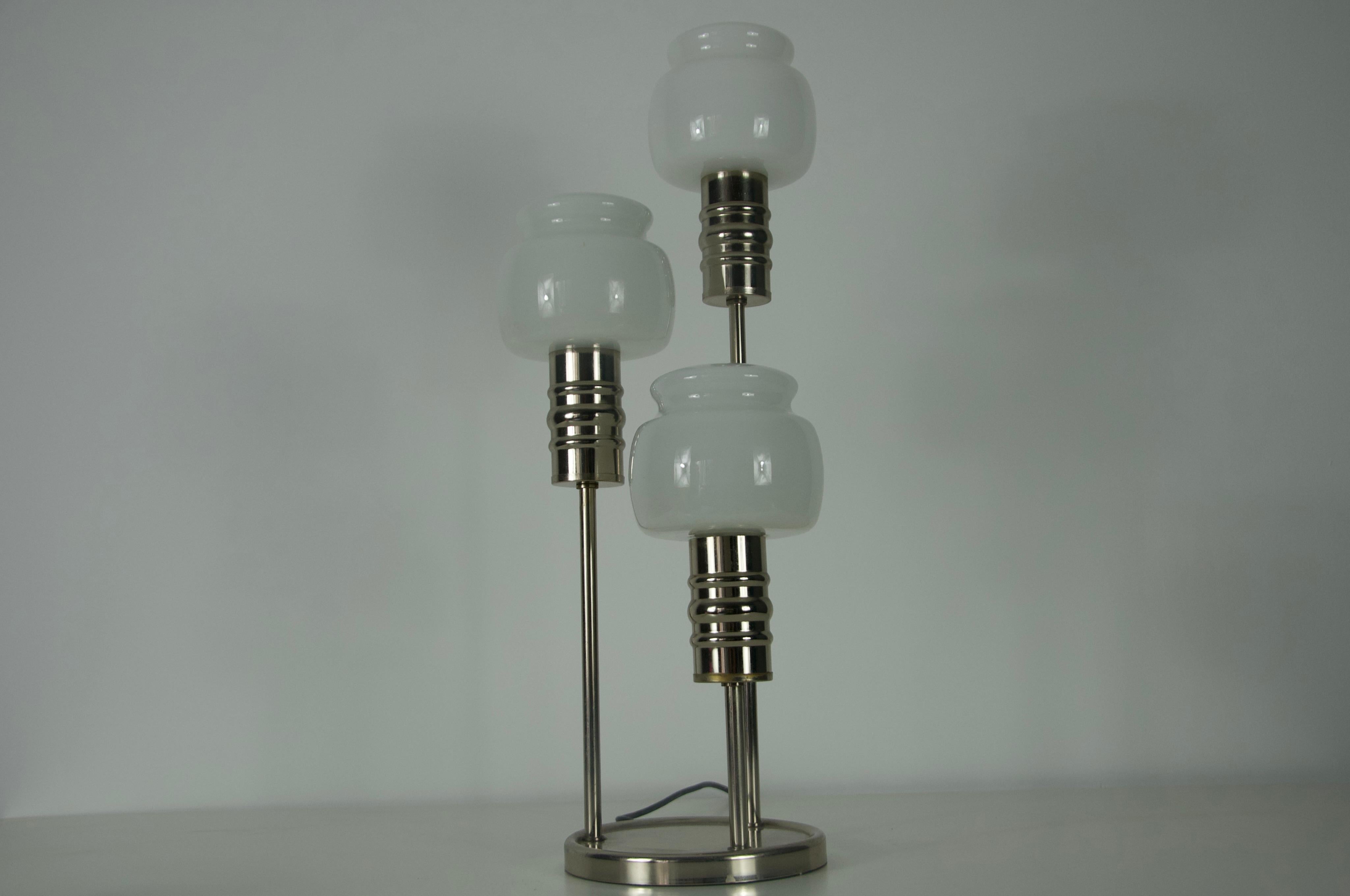 Milieu du XXe siècle Lampe de table du milieu du siècle en chrome et verre opalin, années 1960, Allemagne en vente
