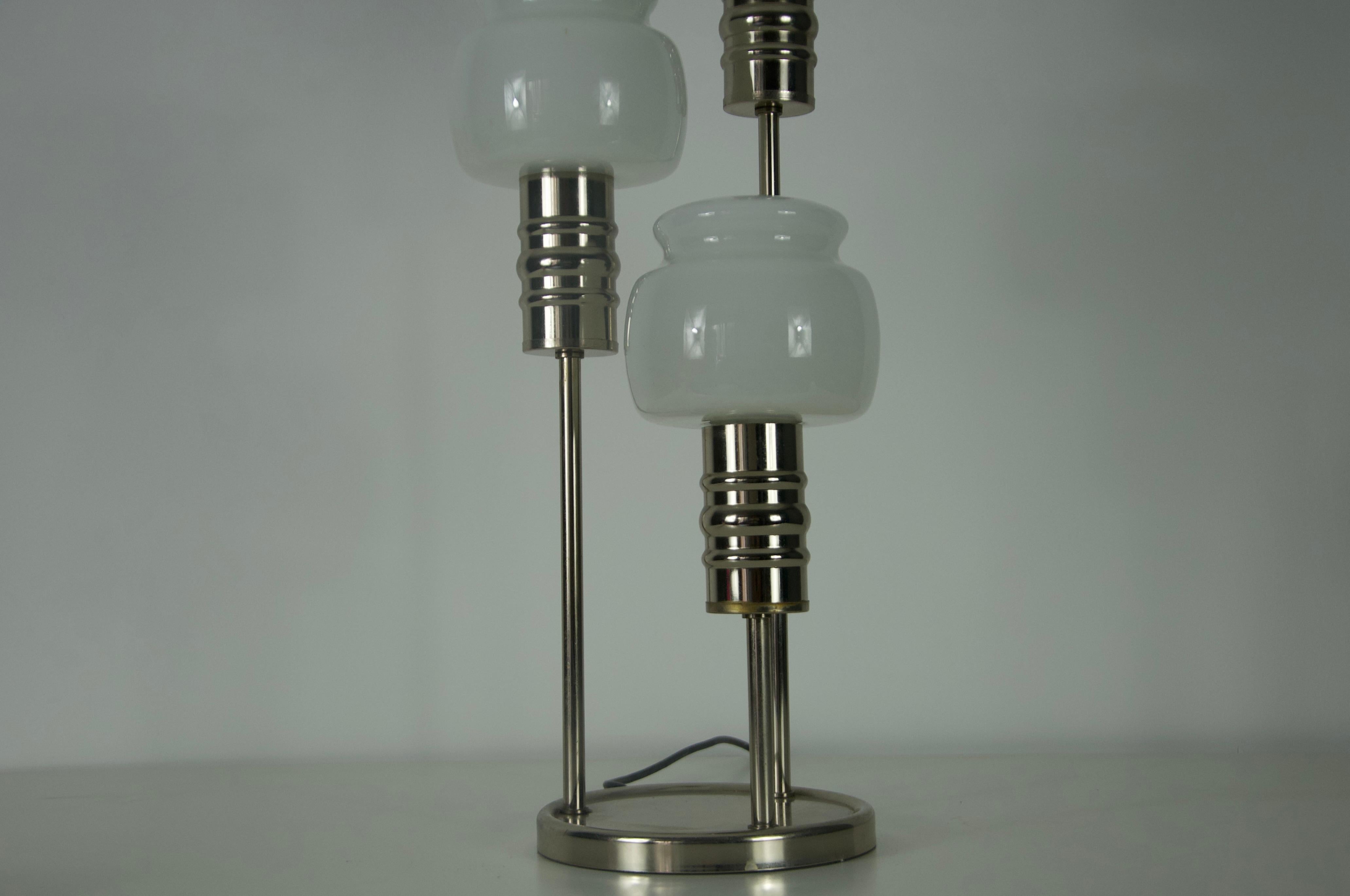 Métal Lampe de table du milieu du siècle en chrome et verre opalin, années 1960, Allemagne en vente