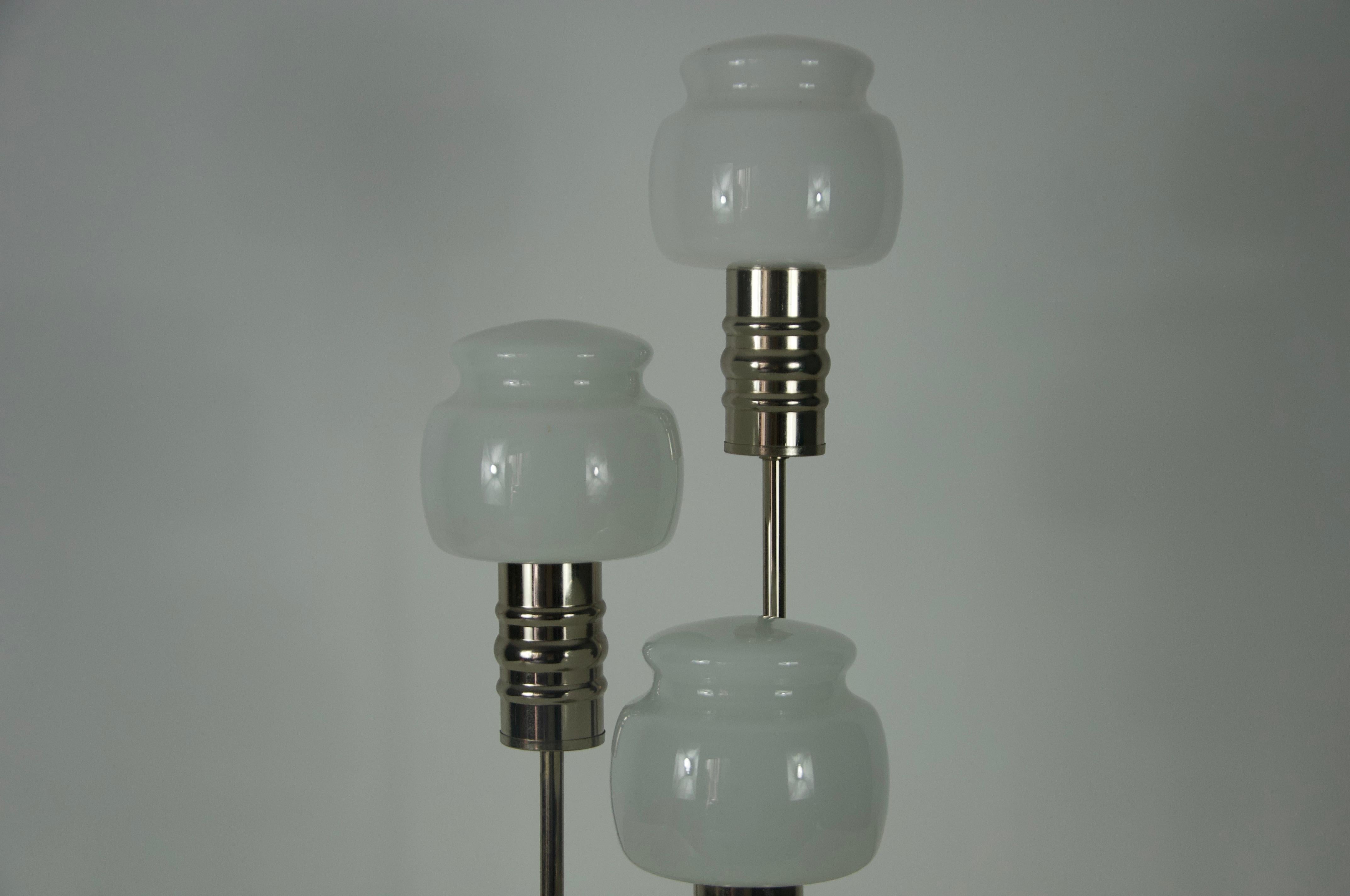 Lampe de table du milieu du siècle en chrome et verre opalin, années 1960, Allemagne en vente 1