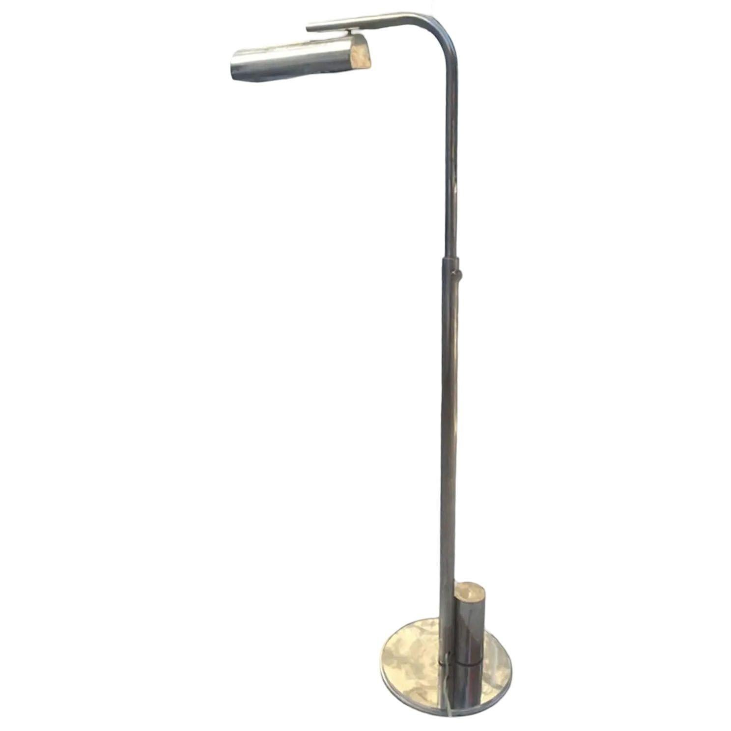 Lampada da lettura da terra in acciaio cromato della linea Ball disegnata nel 1965 da Charles Hollis Jones. La lampada è dotata di un'armatura vera e propria che si estende per 16