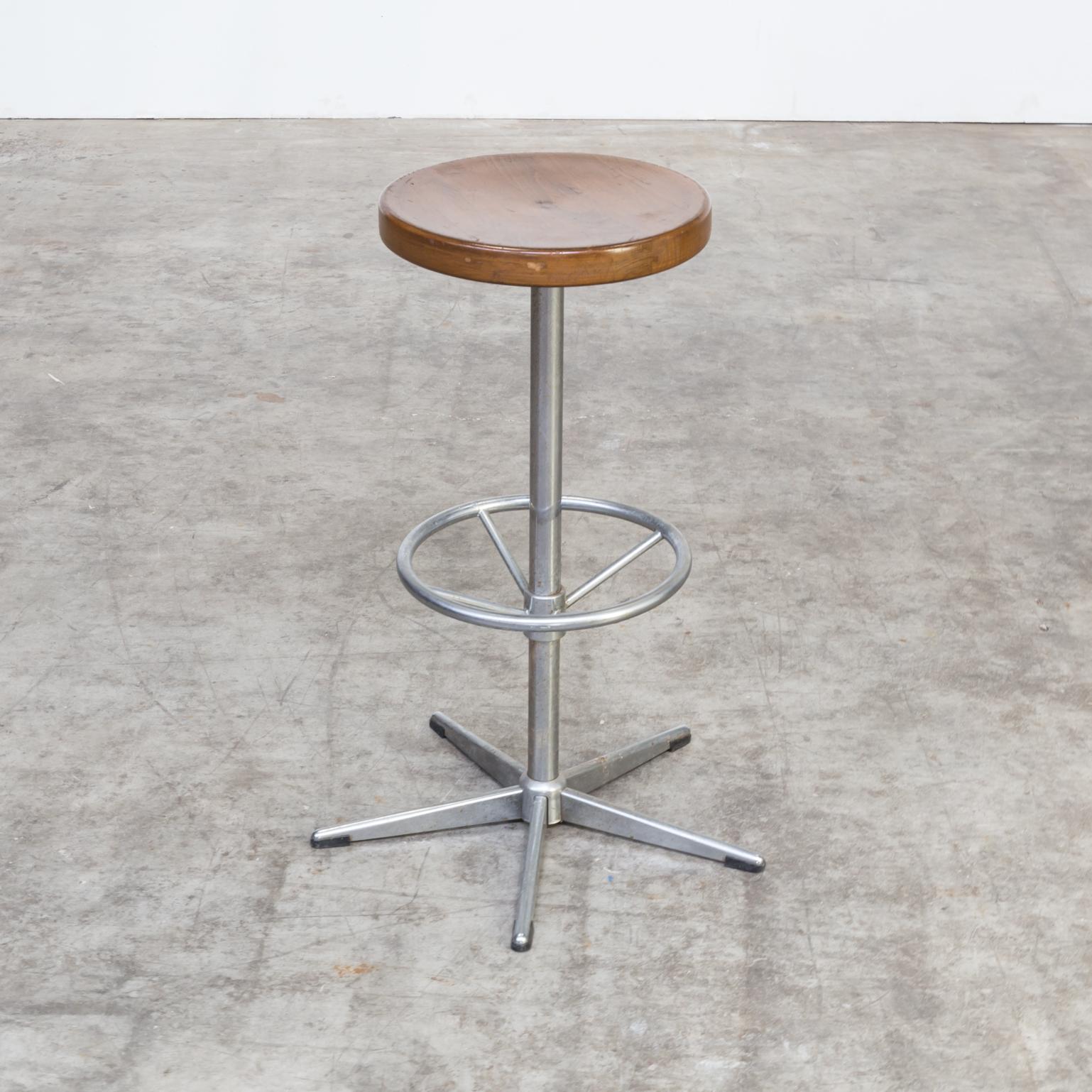 Midcentury Chrome Framed Stools with Wooden Seat Set of Six In Good Condition For Sale In Amstelveen, Noord