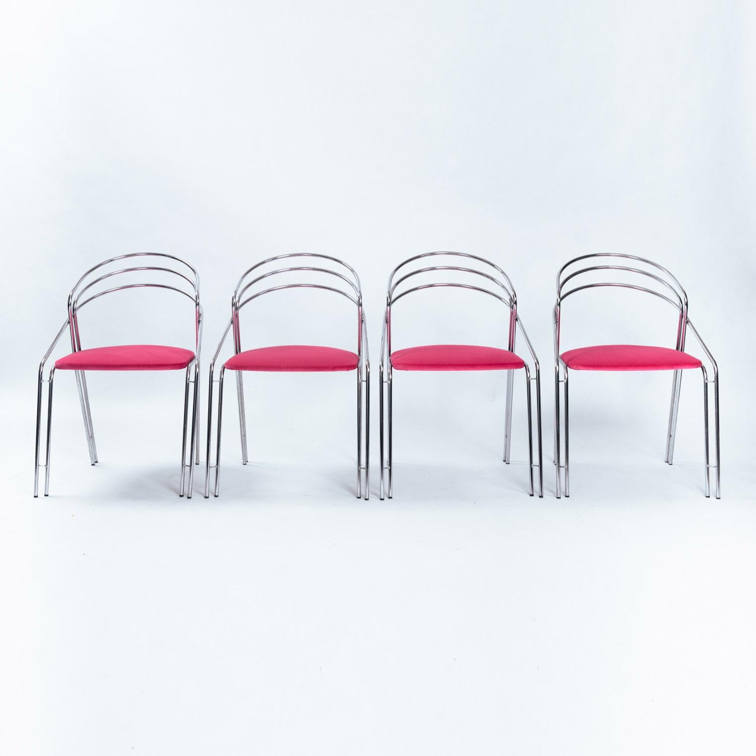 Set da pranzo cromato italiano appena imbottito in velluto rosa di alta qualità, anni '70
Sedie dal peso solido e molto comode, set di 4 sedie
Il designer e il produttore sono sconosciuti, ma la qualità dell'acciaio e del cromo è molto elevata.

Can