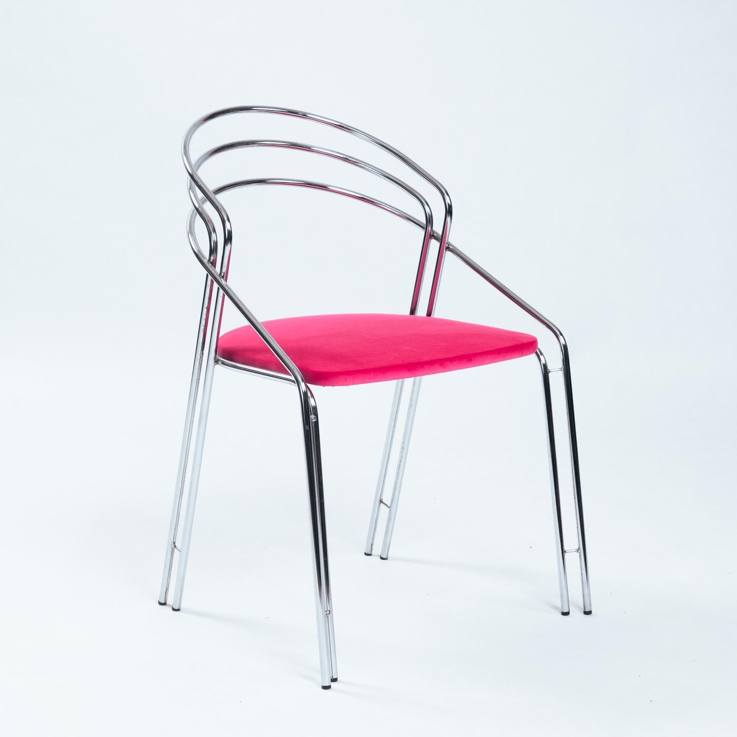 set di sedie da pranzo in velluto rosa cromato del Medioevo, 4 pezzi, Italia anni '70 In condizioni buone in vendita a Zevenaar, NL