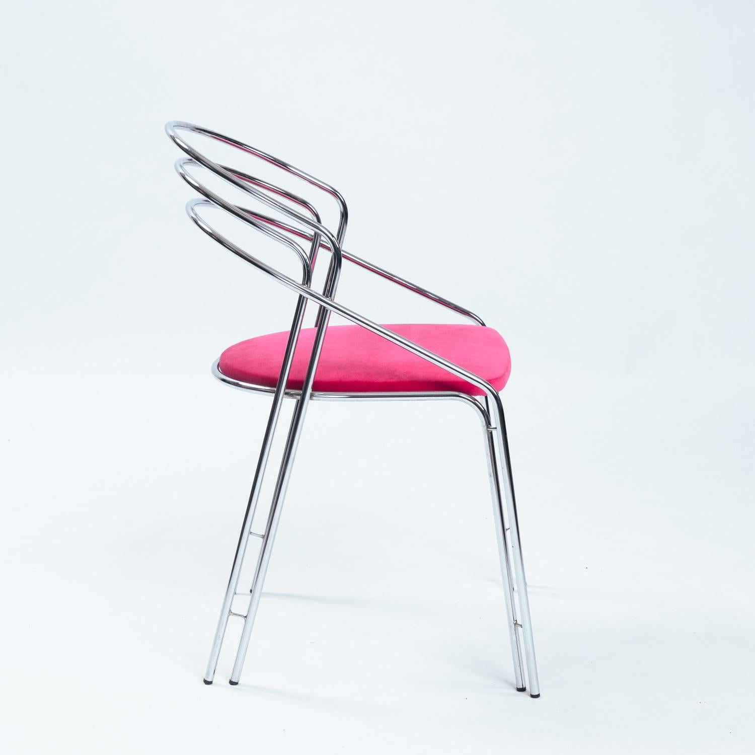 Fine XX secolo set di sedie da pranzo in velluto rosa cromato del Medioevo, 4 pezzi, Italia anni '70 in vendita