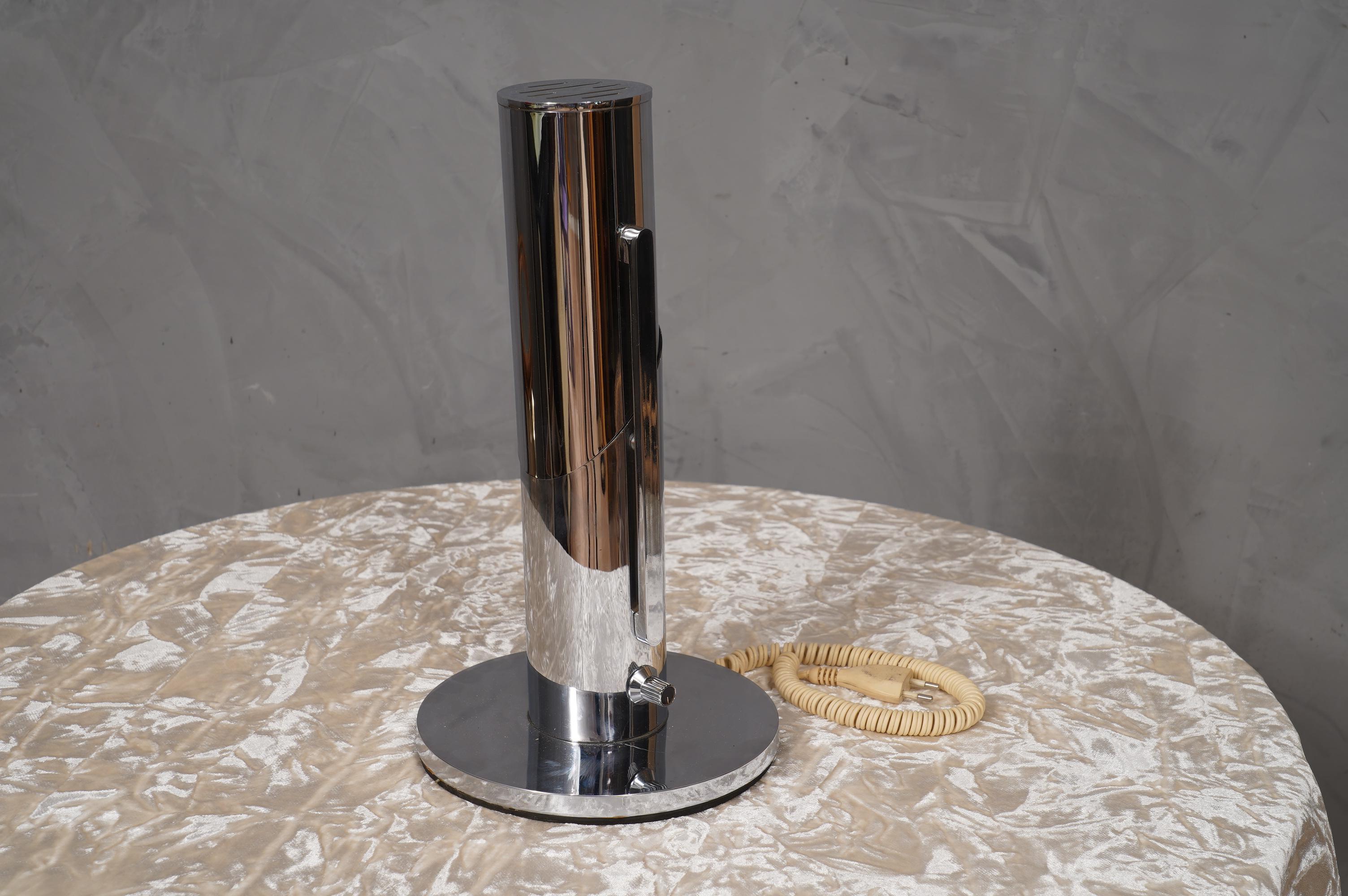 Lámpara de mesa redonda cromada de fabricación italiana de mediados de siglo, 1960 Moderno de mediados de siglo en venta