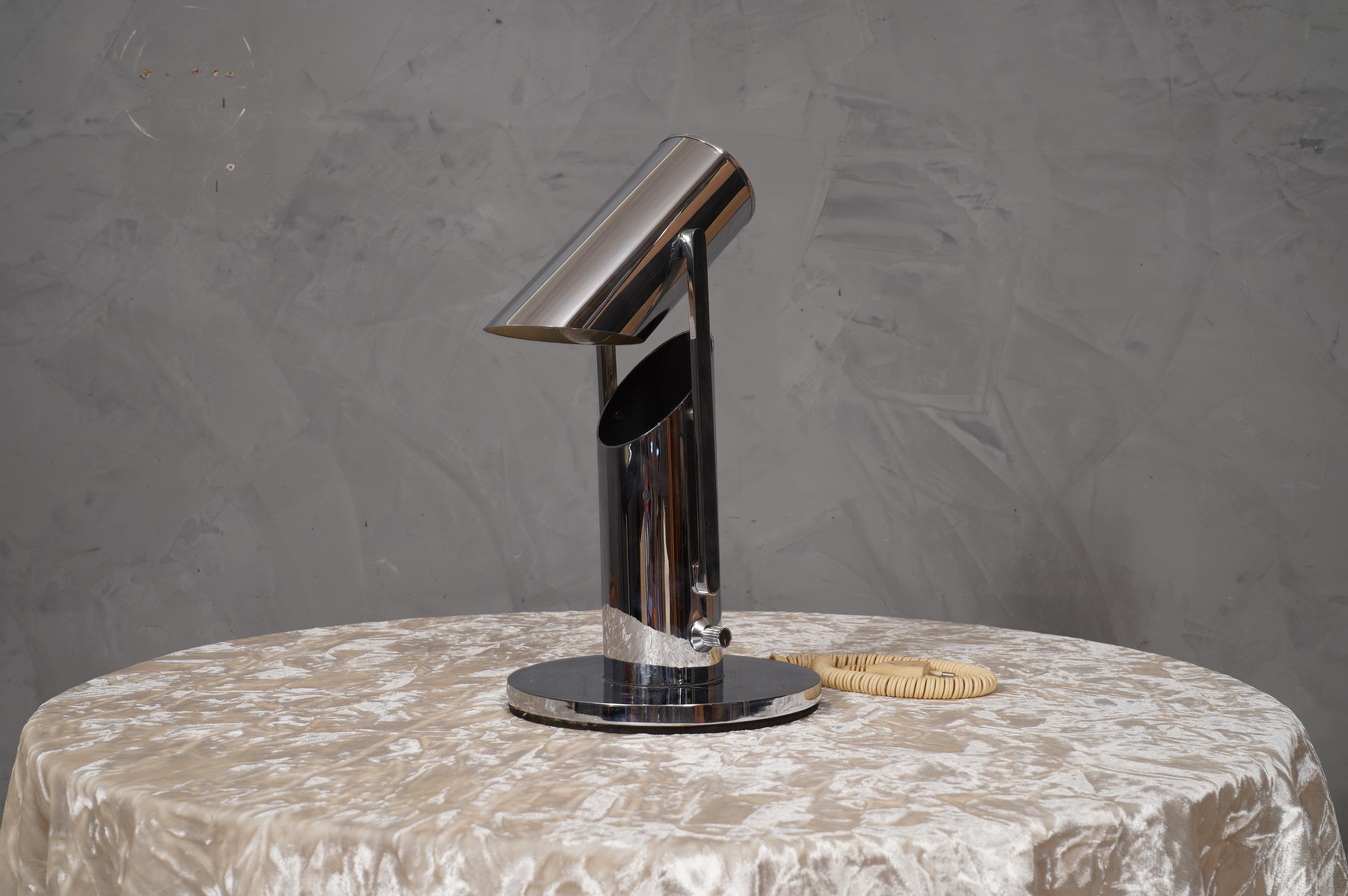 MidCentury Chrome Round Italian Manufacturing Table Lamp, 1960 In Good Condition For Sale In Rome, IT