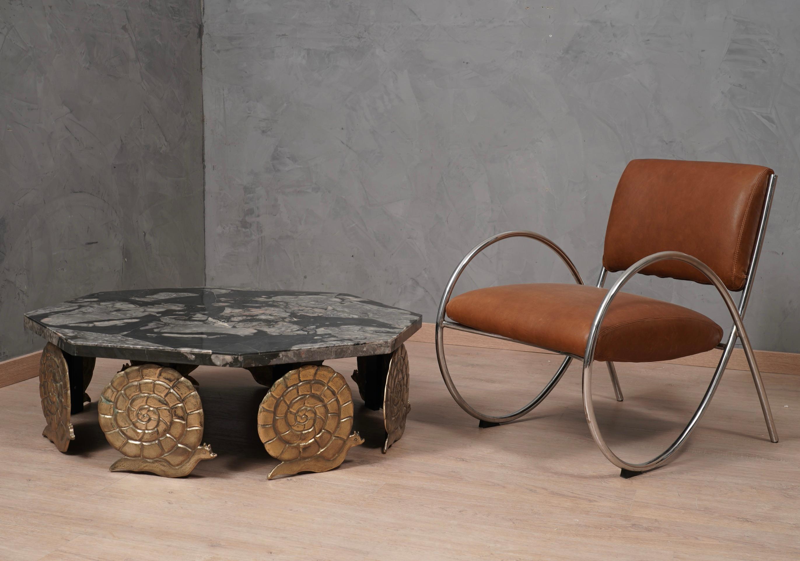 Hervorragendes Bauhaus-Design für diesen Sessel aus den 80er Jahren, Leder und verchromter Stahl. Klare und geradlinige Formen, für einen sehr fesselnden Design-Sessel.

Der Sessel besteht aus einer gebogenen Struktur aus verchromten Metallrohren.