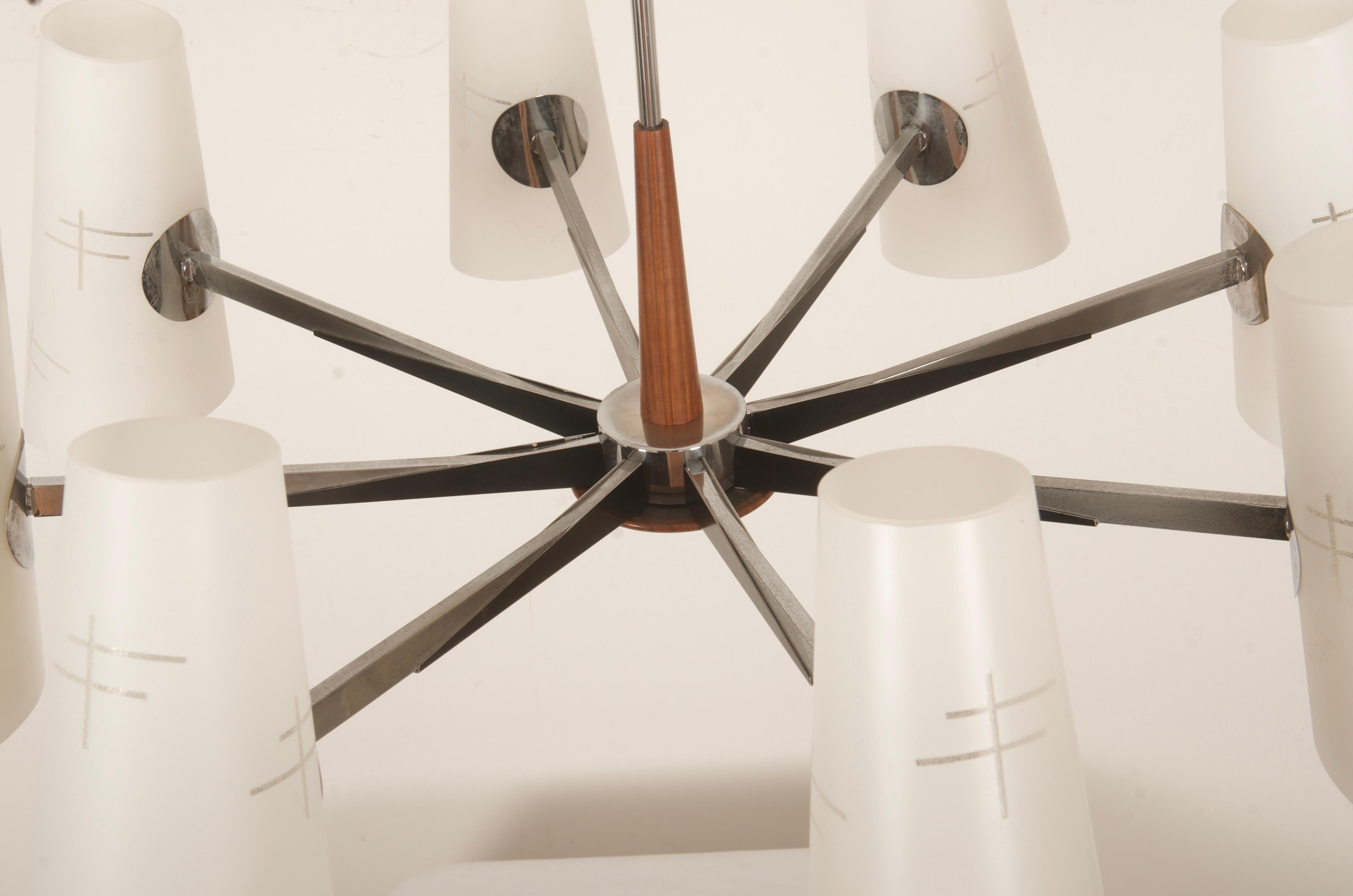 Lampadario in vetro opalino cromato del Medioevo di Rupert Nikoll in vendita 3