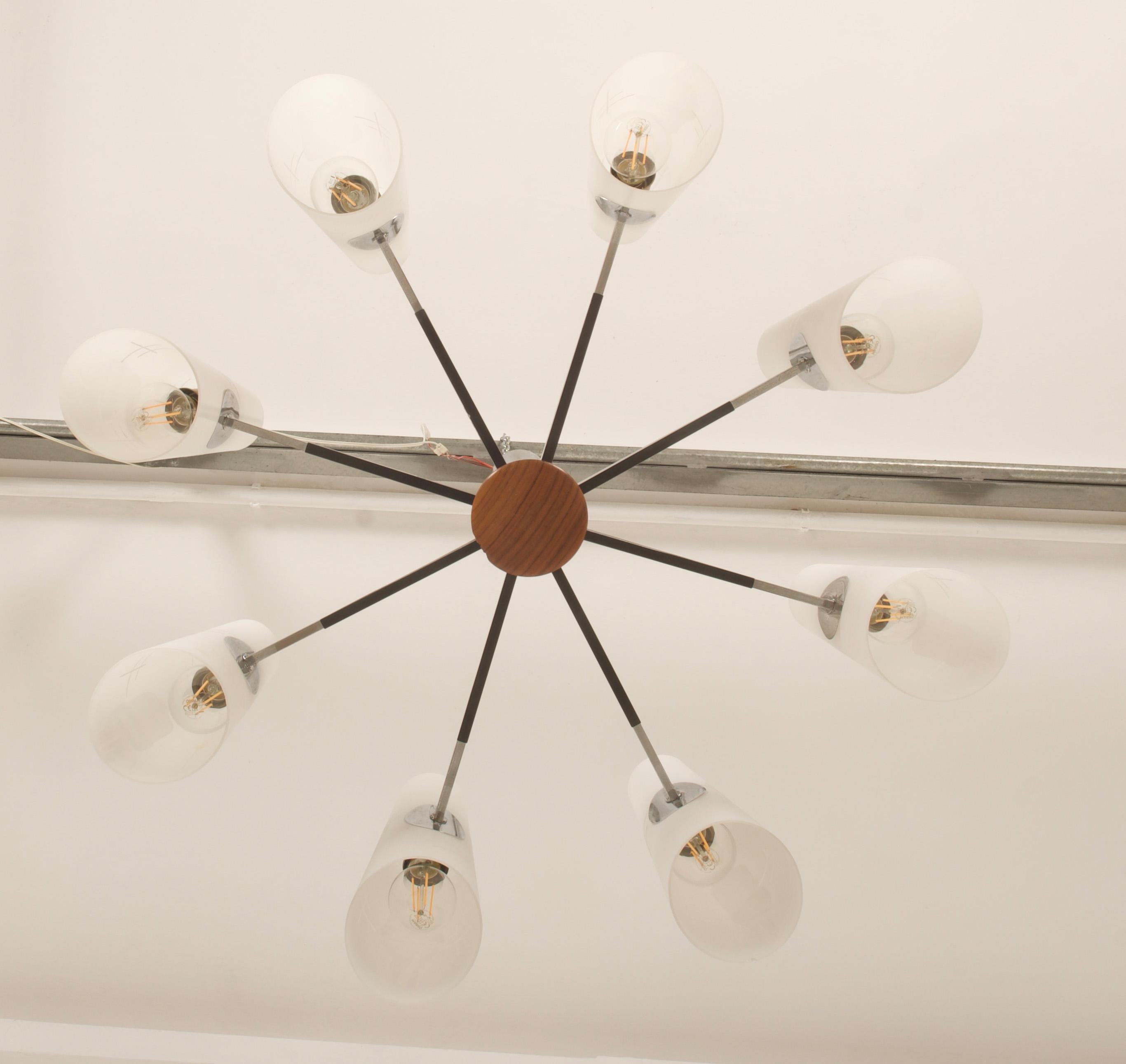 Lampadario in vetro opalino cromato del Medioevo di Rupert Nikoll in vendita 4