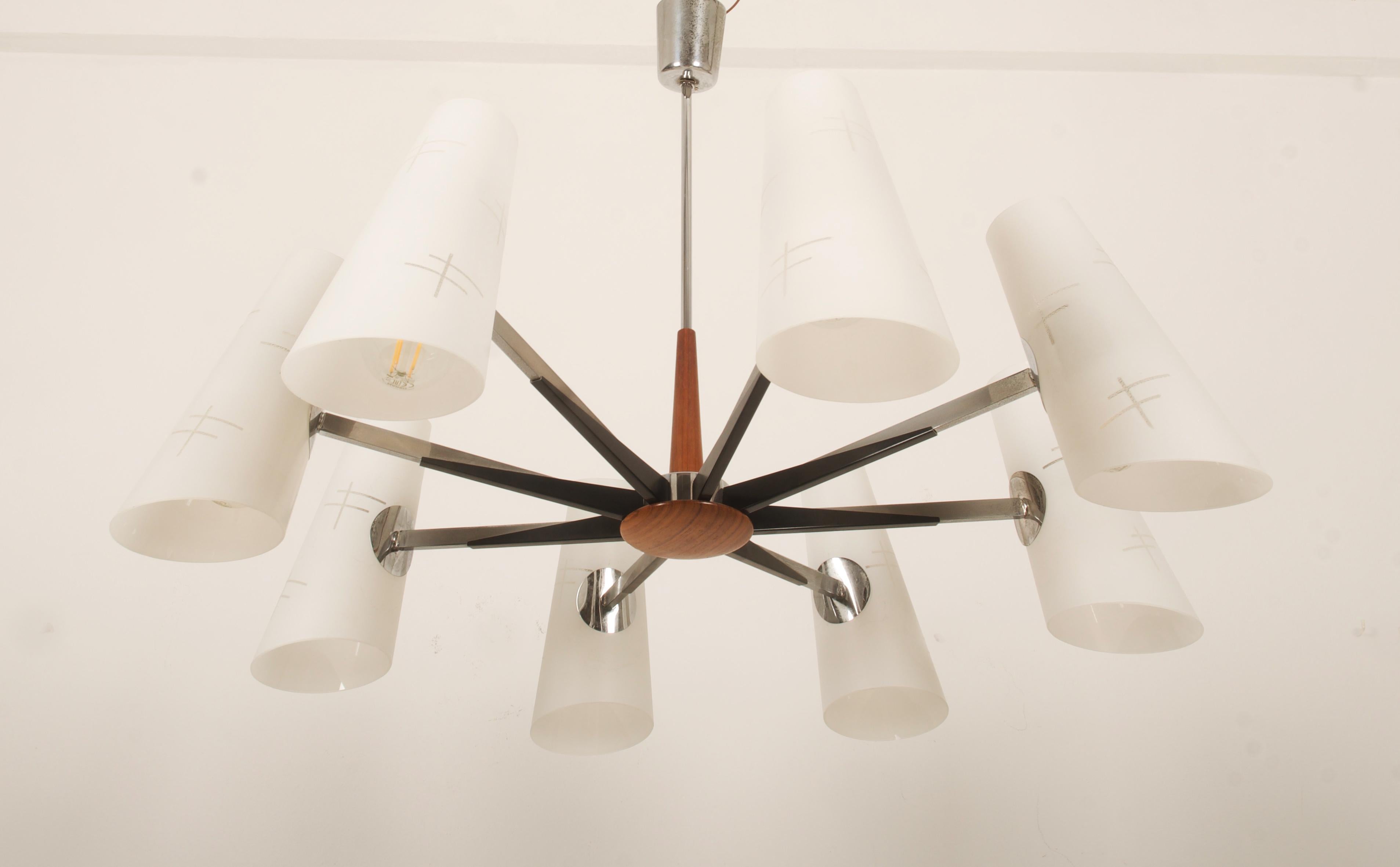 Lampadario in vetro opalino cromato del Medioevo di Rupert Nikoll in vendita 5