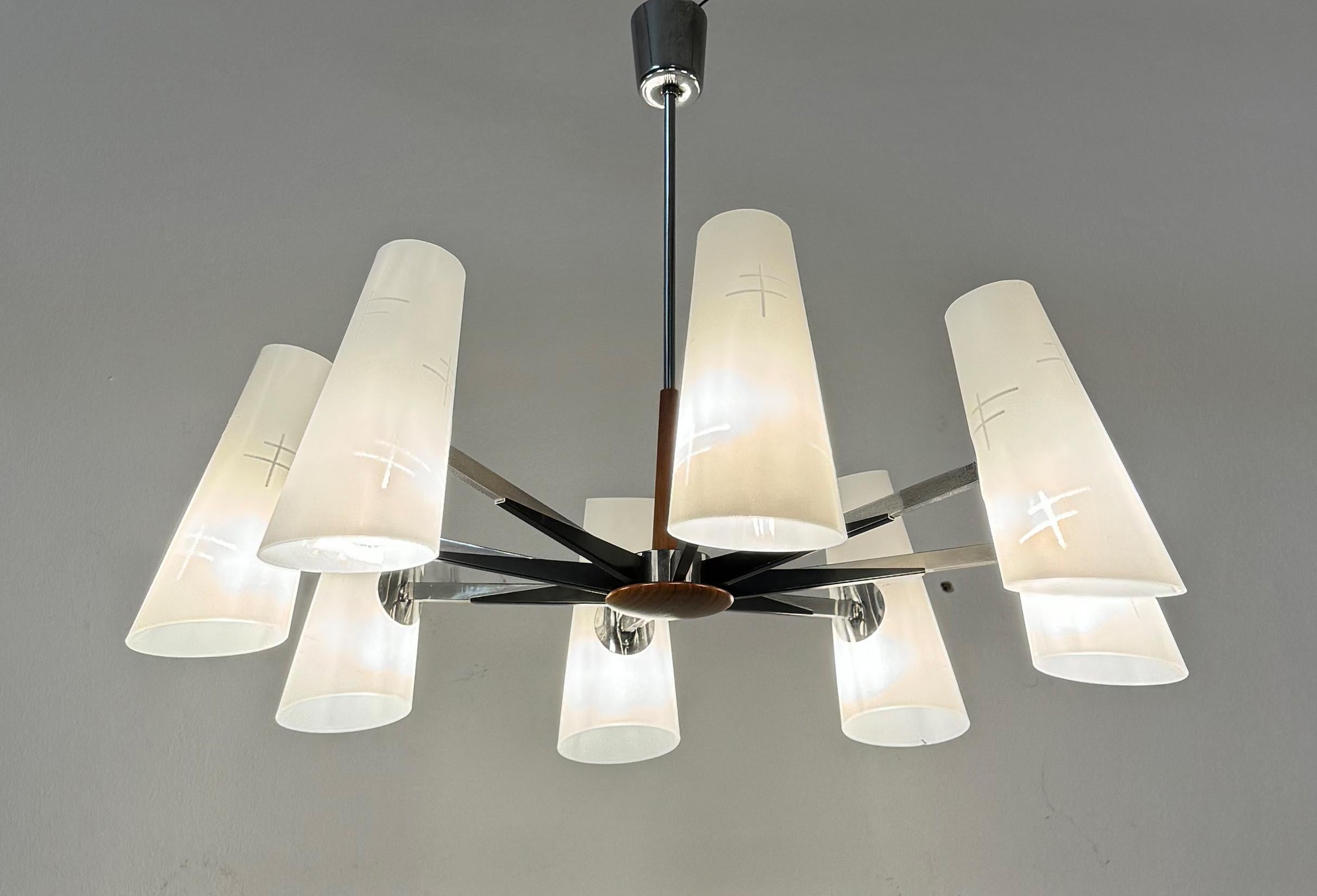Lampadario in vetro opalino cromato del Medioevo di Rupert Nikoll in vendita 6
