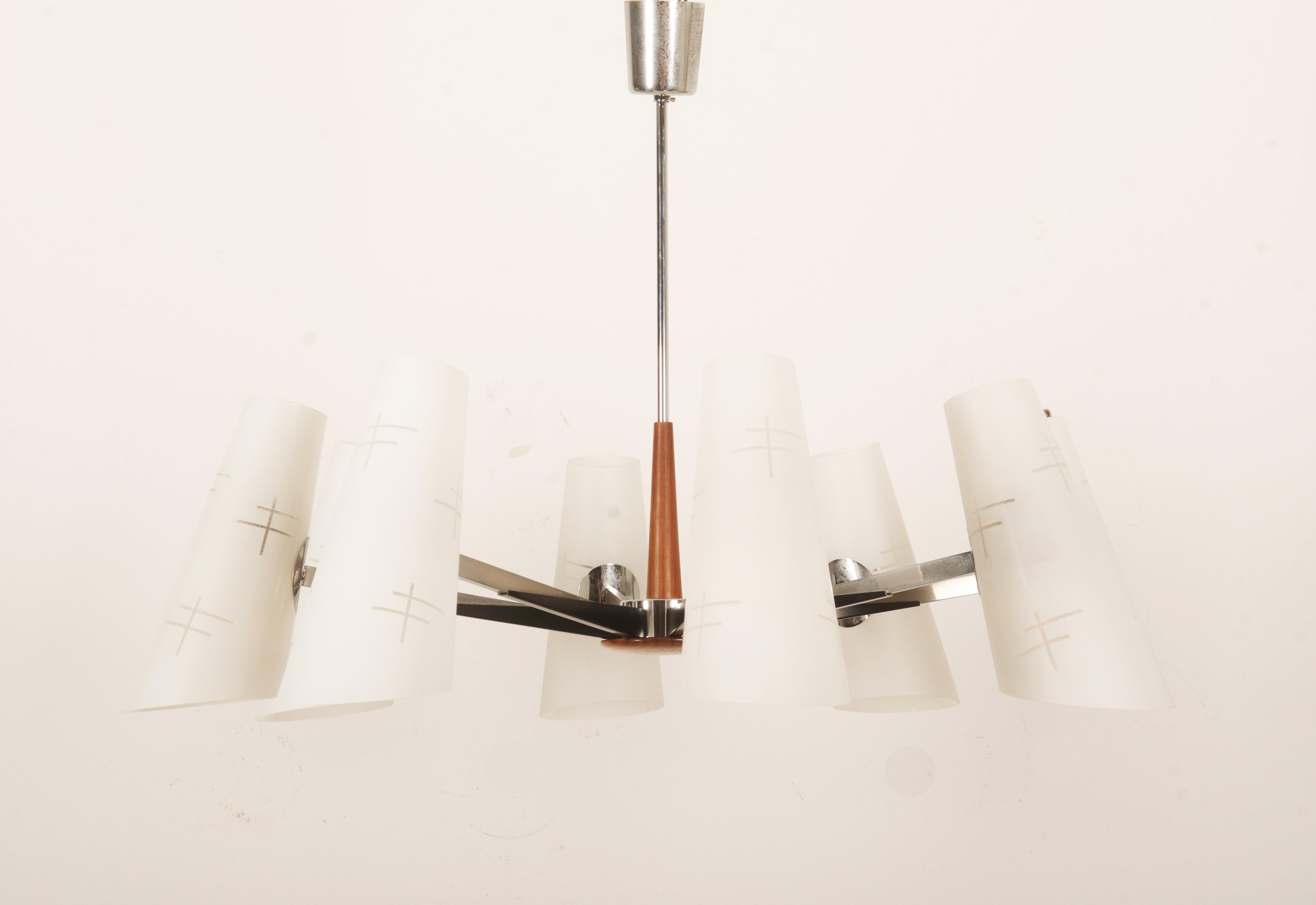 Austriaco Lampadario in vetro opalino cromato del Medioevo di Rupert Nikoll in vendita