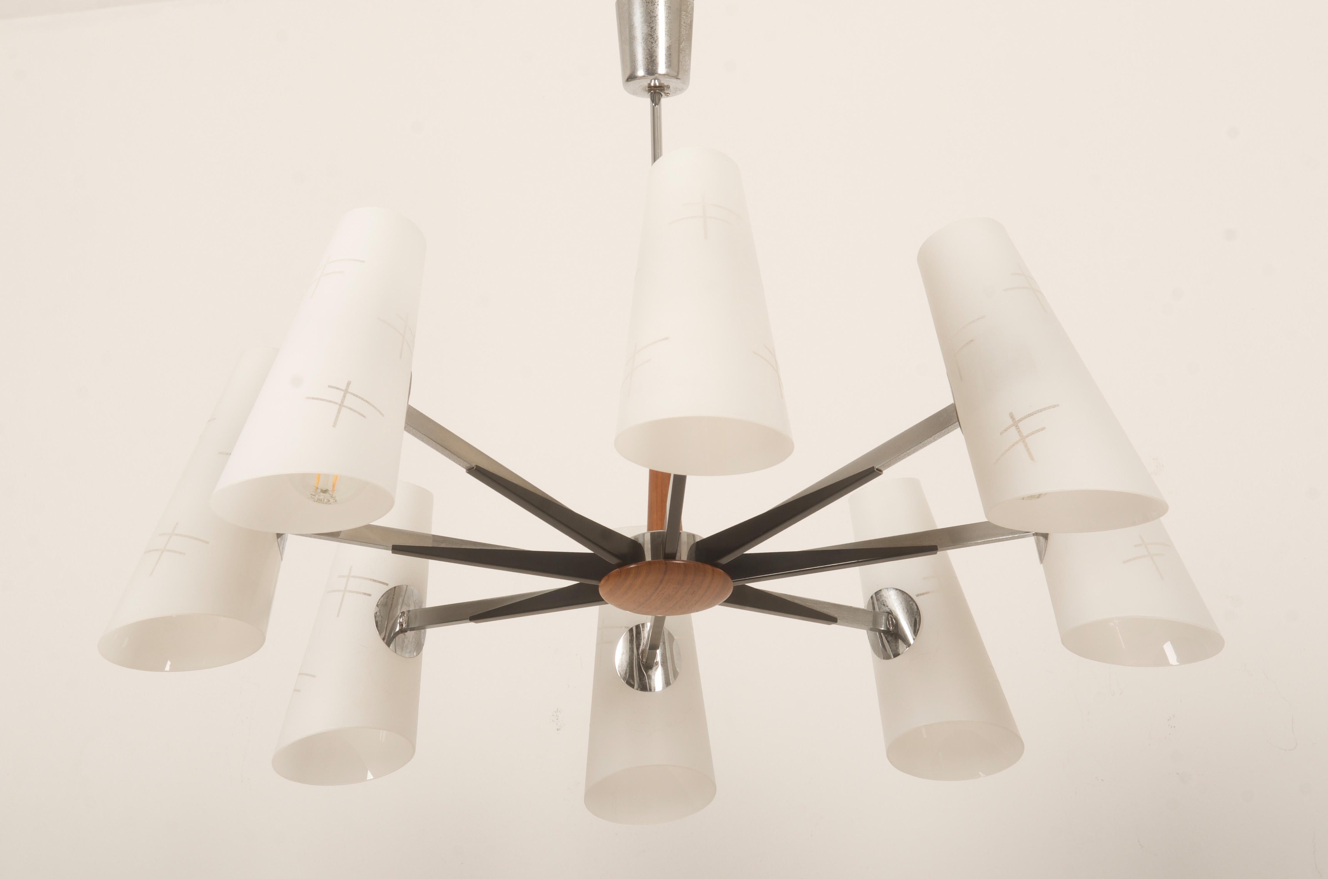 Lampadario in vetro opalino cromato del Medioevo di Rupert Nikoll In condizioni buone in vendita a Vienna, AT
