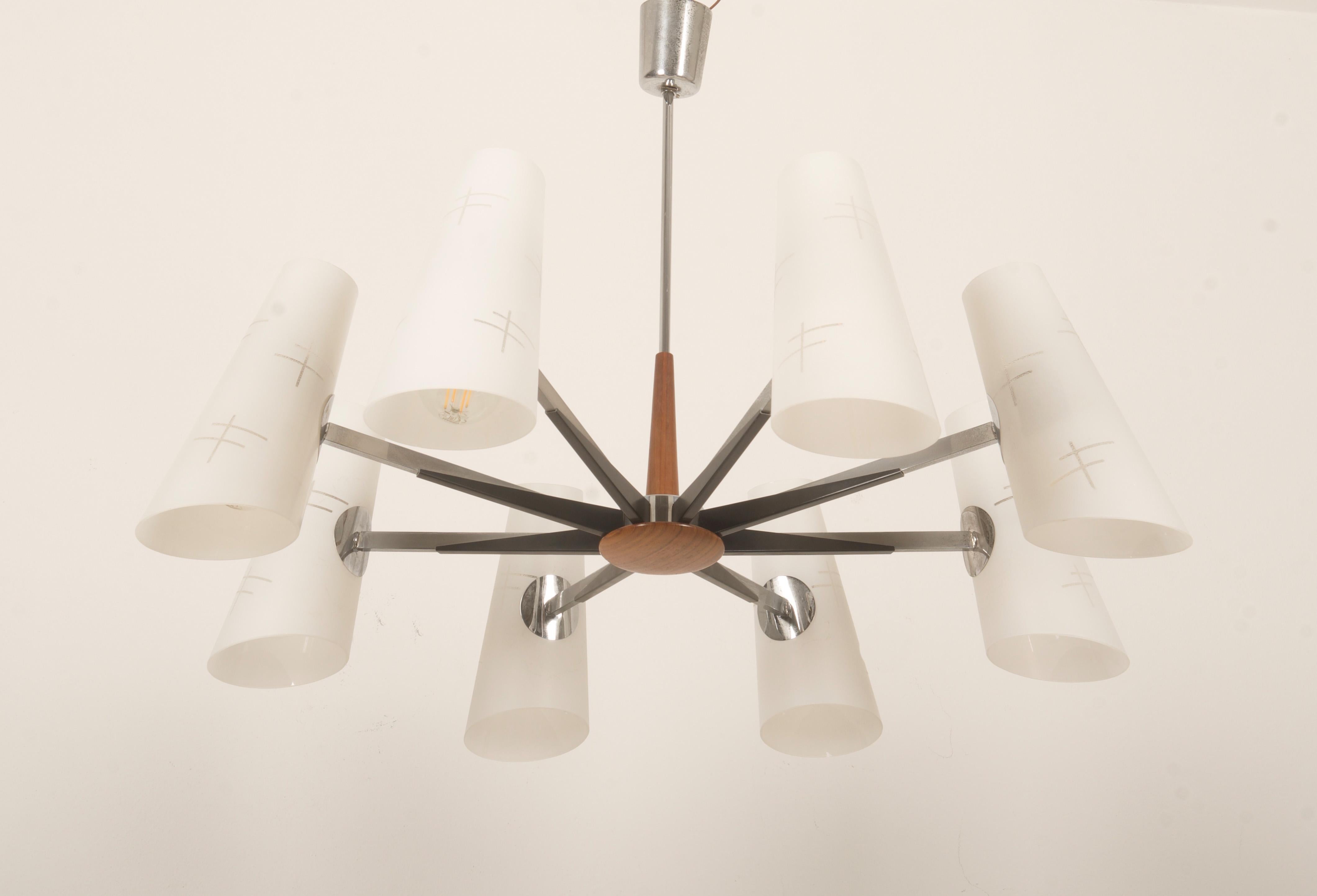 Metà XX secolo Lampadario in vetro opalino cromato del Medioevo di Rupert Nikoll in vendita