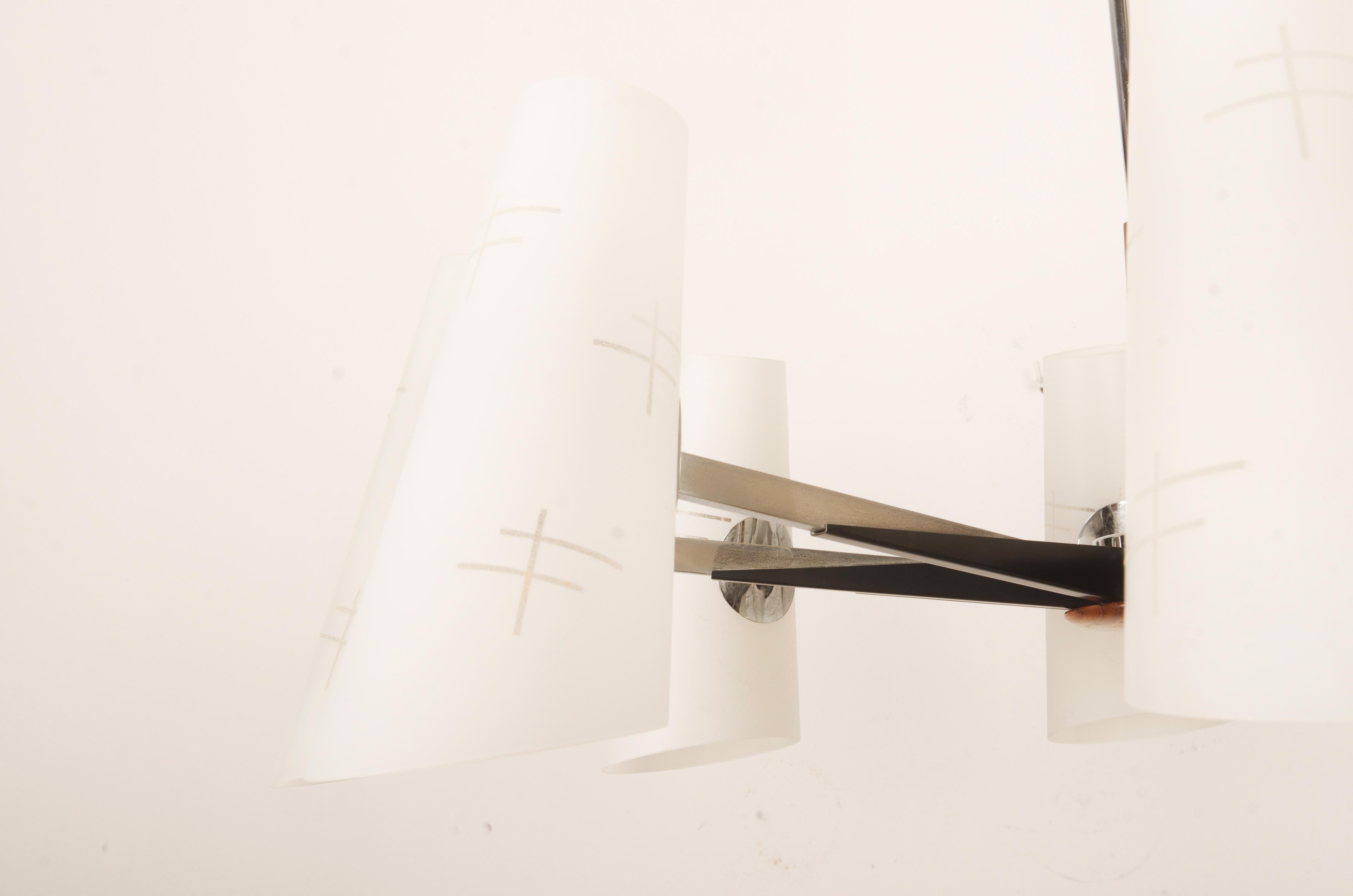 Lampadario in vetro opalino cromato del Medioevo di Rupert Nikoll in vendita 1