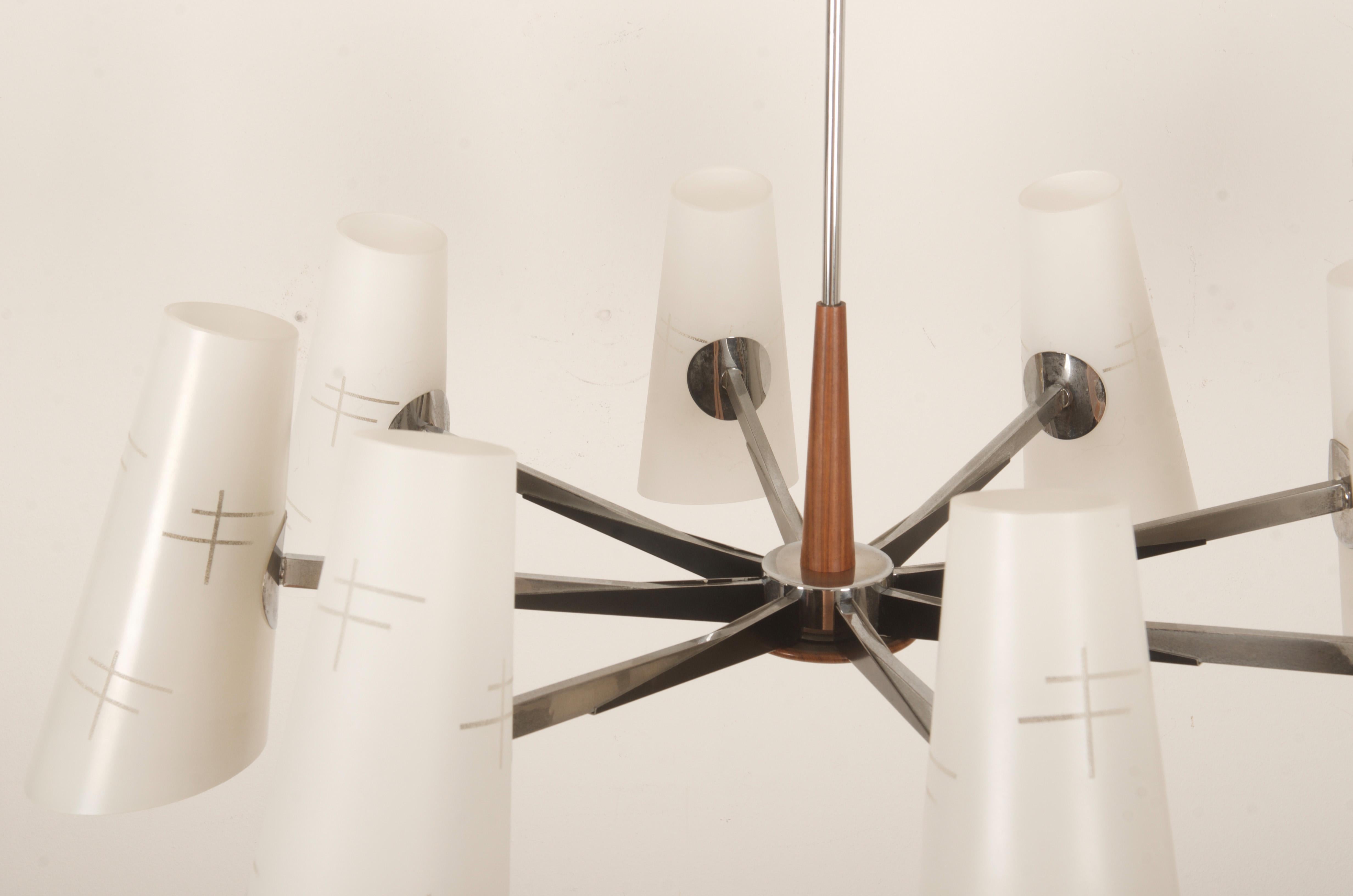 Lampadario in vetro opalino cromato del Medioevo di Rupert Nikoll in vendita 2