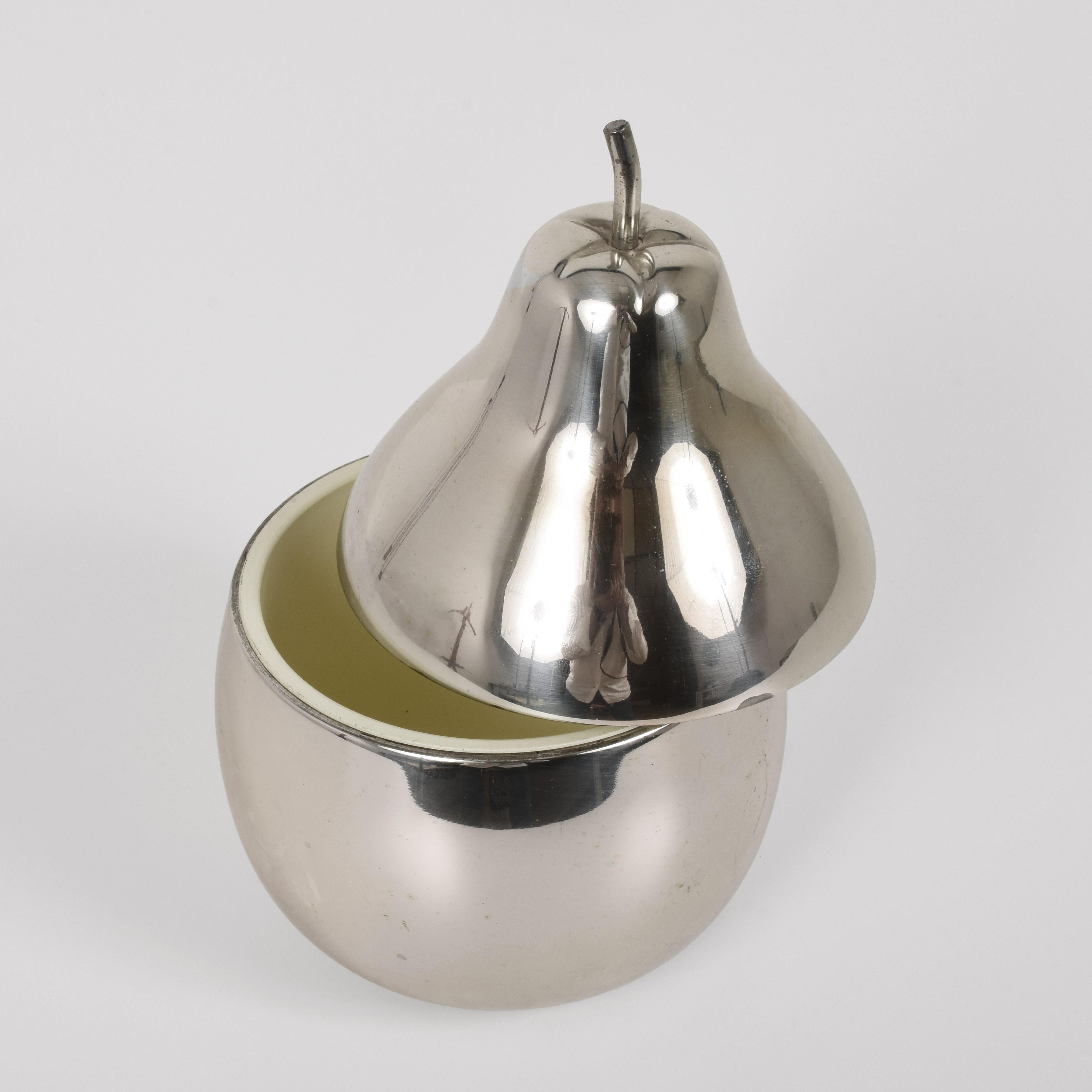 A wonderful midcentury chromed silver plate pear-shaped Italian central ice bucket. This item was produced in Italy during the 1970s.

It has the shape of a pear and two pieces, the upper part can be removed by pulling the stalk.

A wonderful,