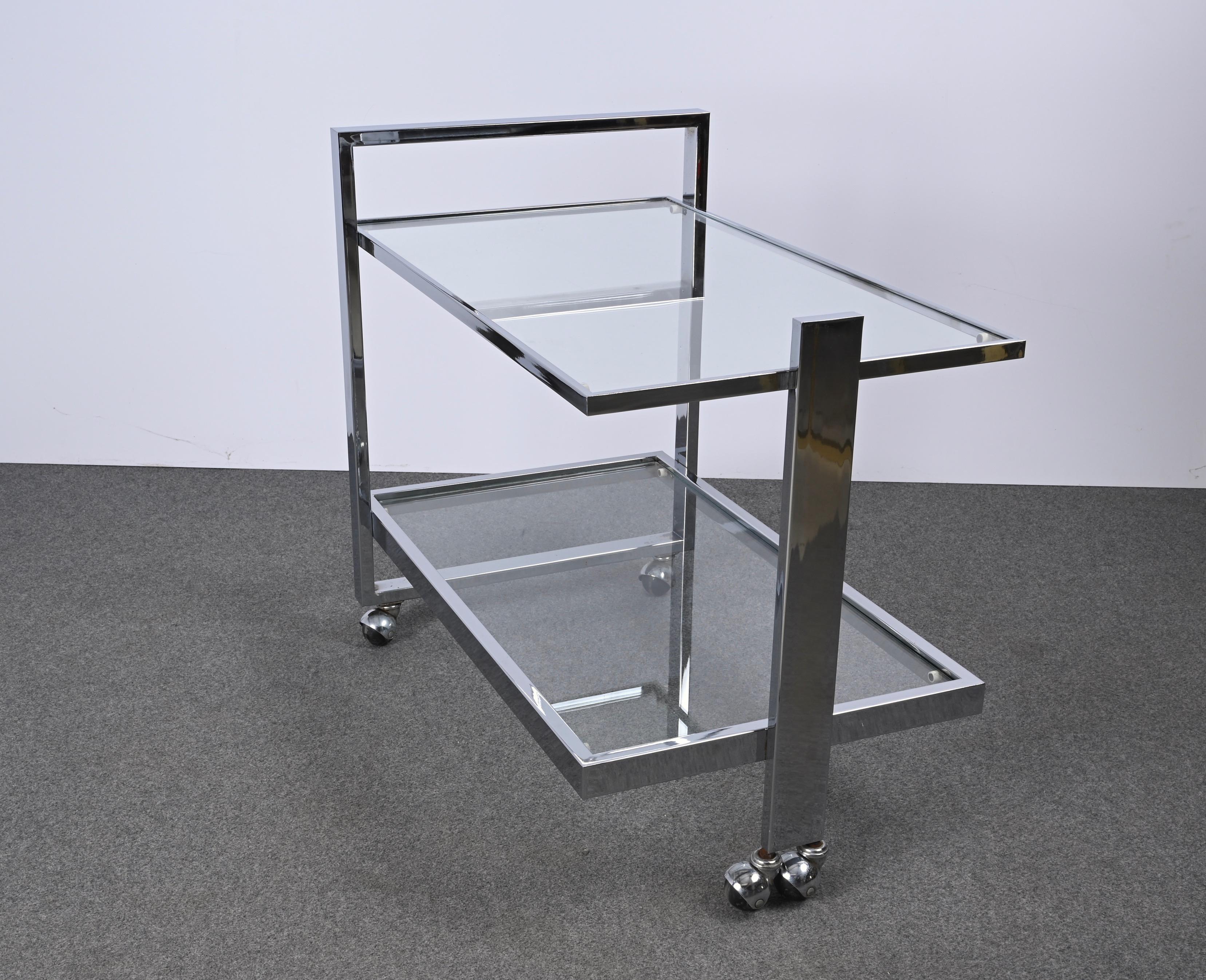 Beautiful midcentury bar cart in chrome steel and crystal glass with serving tray. This wonderful article was produced in Italy during the 1970s.

This piece is gorgeous as it has a shiny chrome frame with deep crystal glass trays. The two shelves