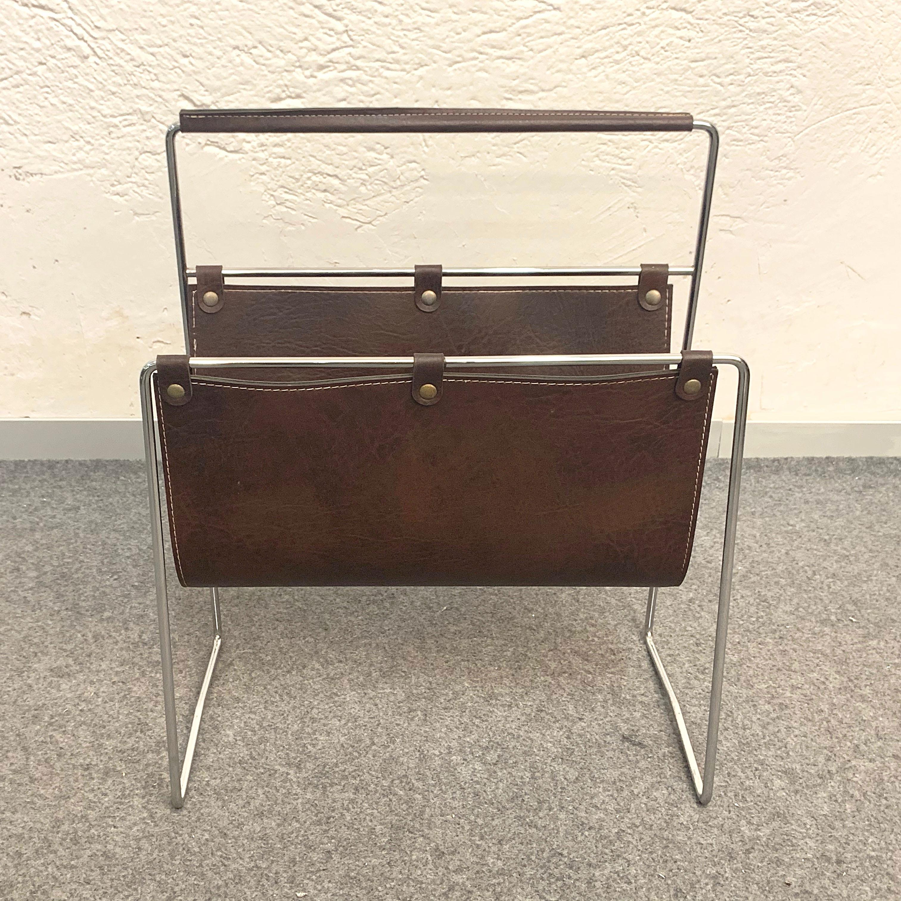 Midcentury Chromed Steel and Leather French Magazine Rack after Adnet, 1970s In Good Condition In Roma, IT