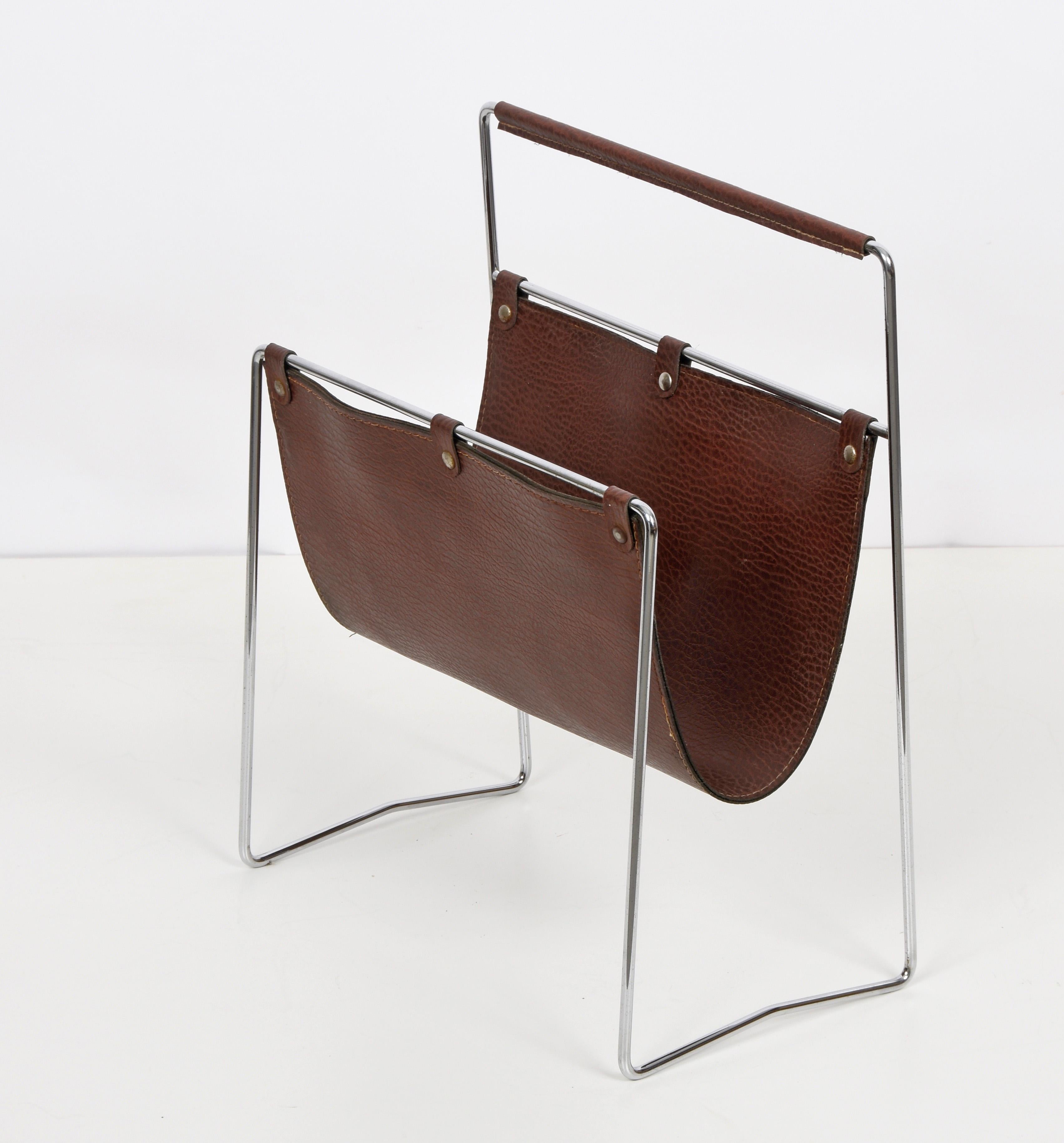 Midcentury Chromed Steel and Leather French Magazine Rack After Adnet, 1970s In Good Condition In Roma, IT