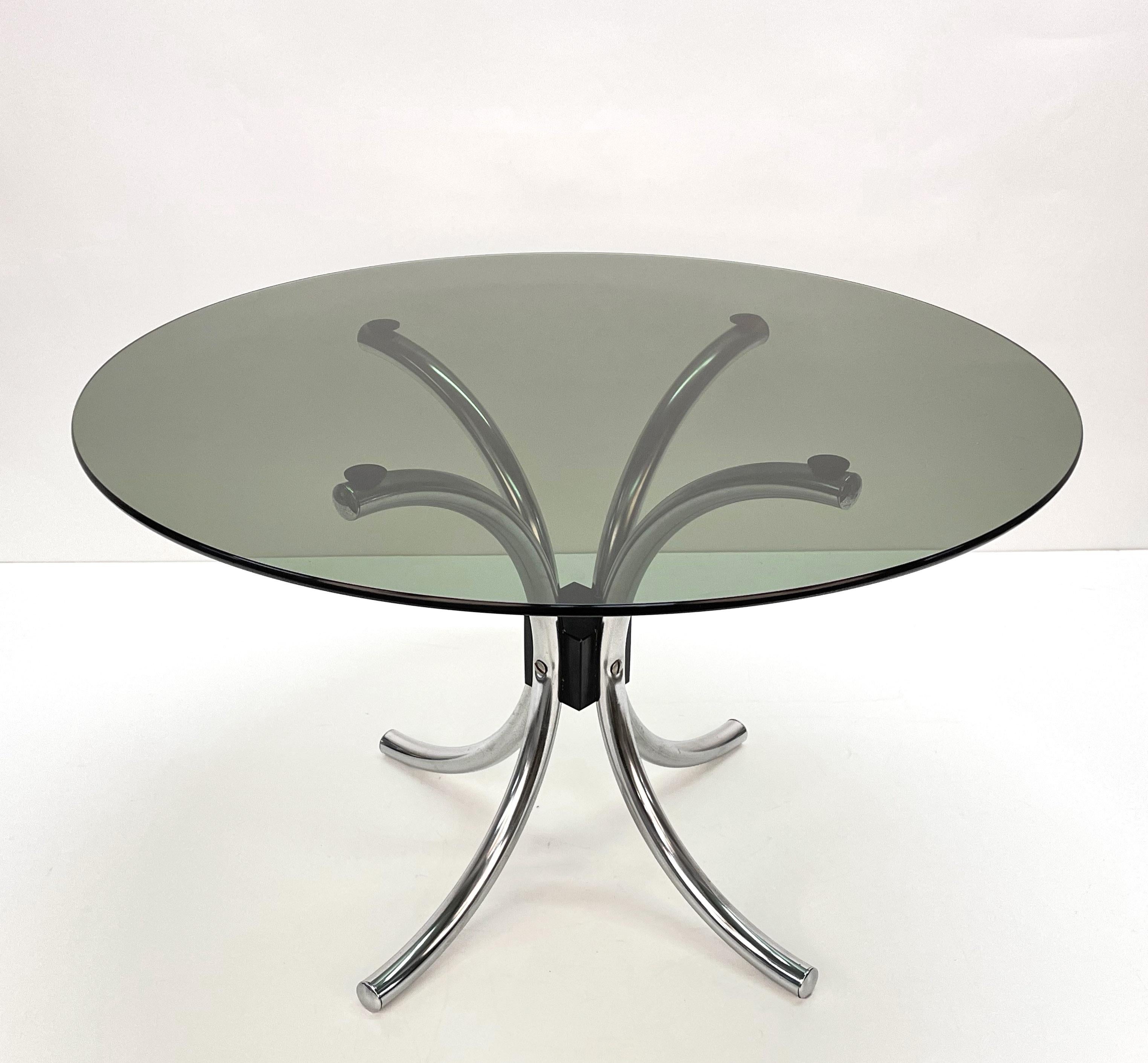Mid-Century Modern Table basse italienne en acier chromé du milieu du siècle dernier avec plateau rond en verre fumé, années 1960 en vente