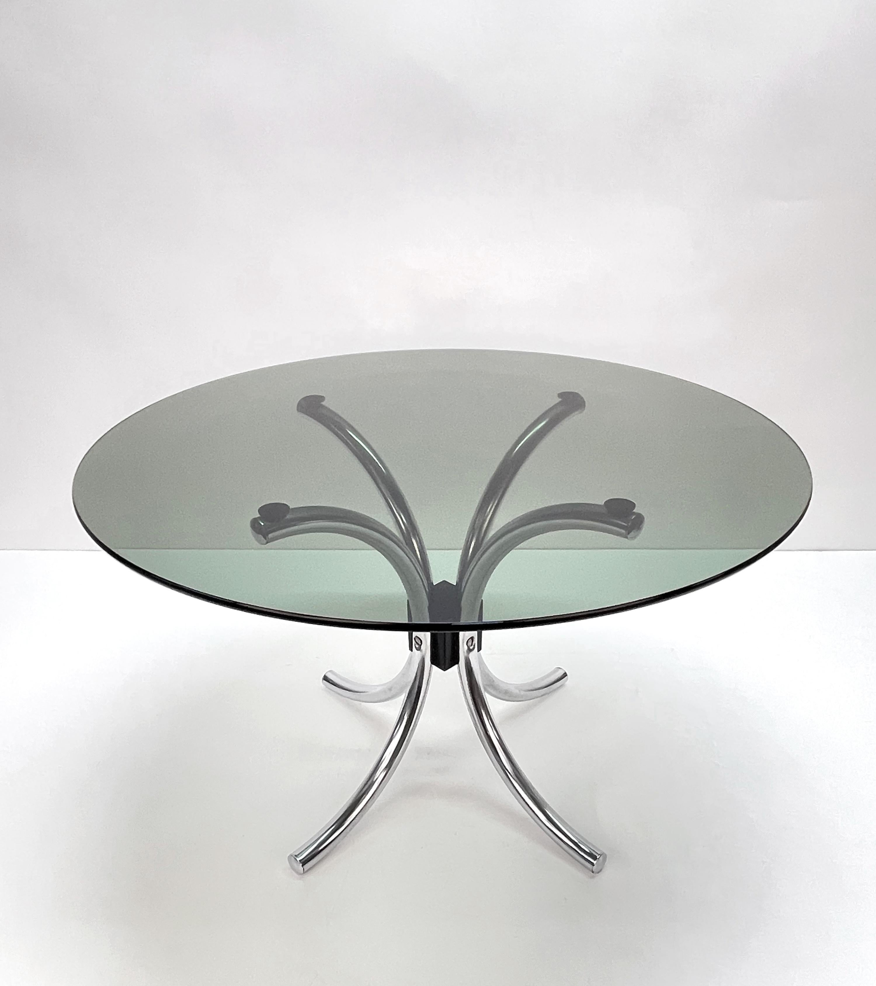 Fin du 20e siècle Table basse italienne en acier chromé du milieu du siècle dernier avec plateau rond en verre fumé, années 1960 en vente
