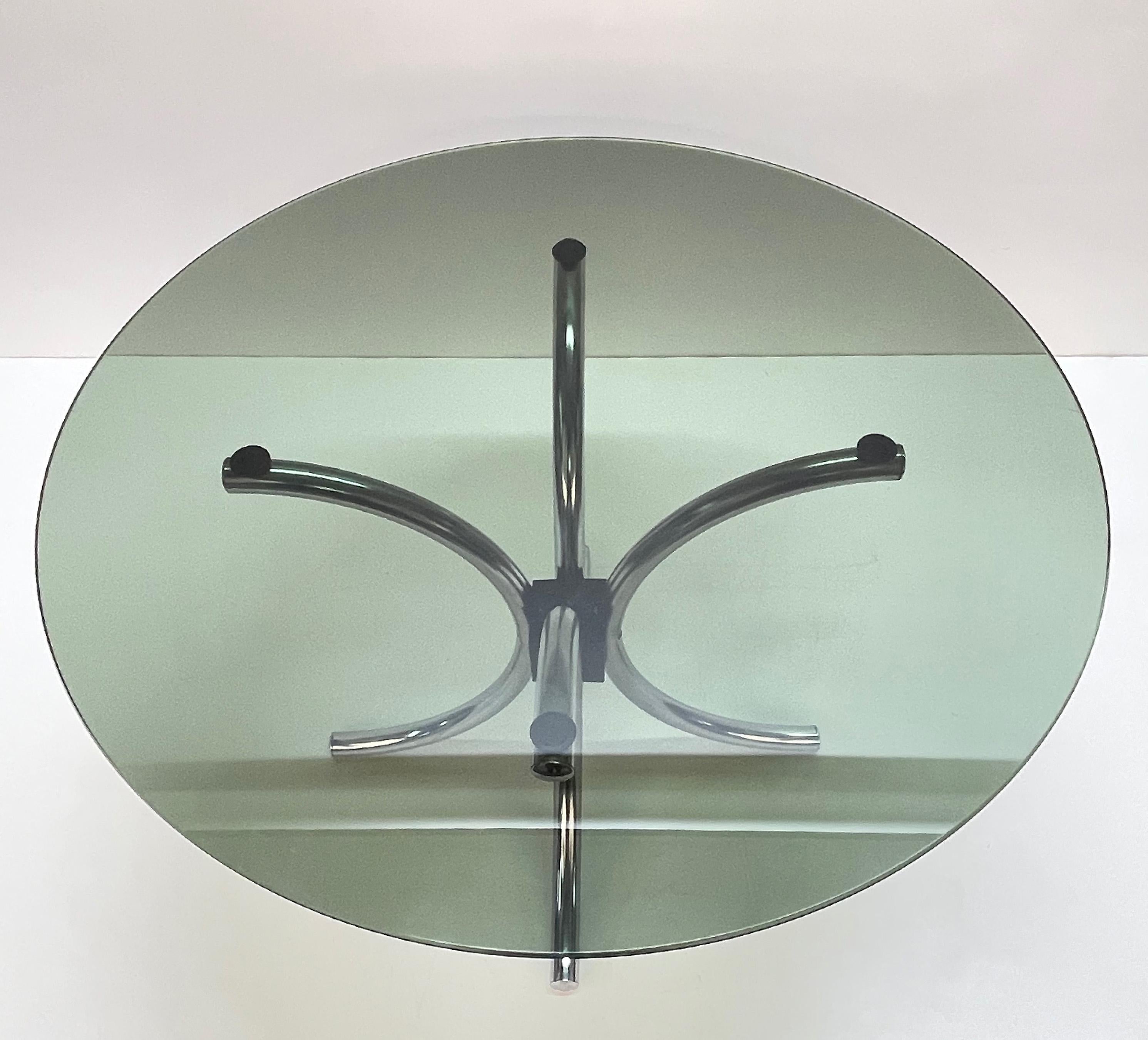 Midcentury Chromed Steel Italian Coffee Table with Smoked Glass Round Top, 1960s In Good Condition For Sale In Roma, IT