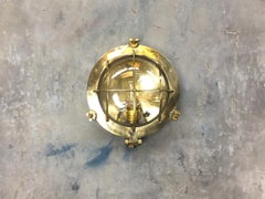 Runde industrielle Mid-Century-Wandleuchte aus Messingguss mit Glaskuppel