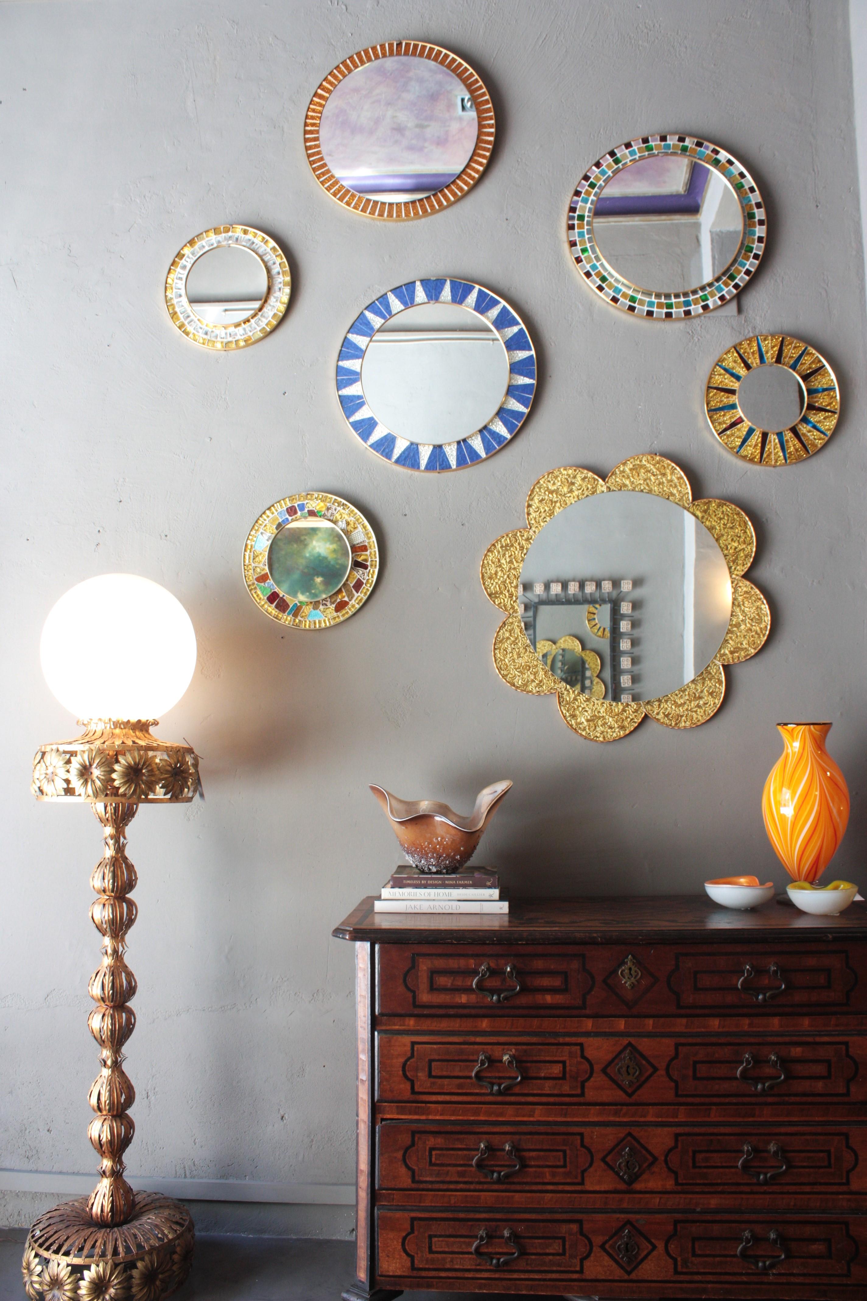 Runder Spiegel aus der Mitte des Jahrhunderts mit Mosaikrahmen aus mehrfarbigem Sunburst-Glas (Moderne der Mitte des Jahrhunderts) im Angebot